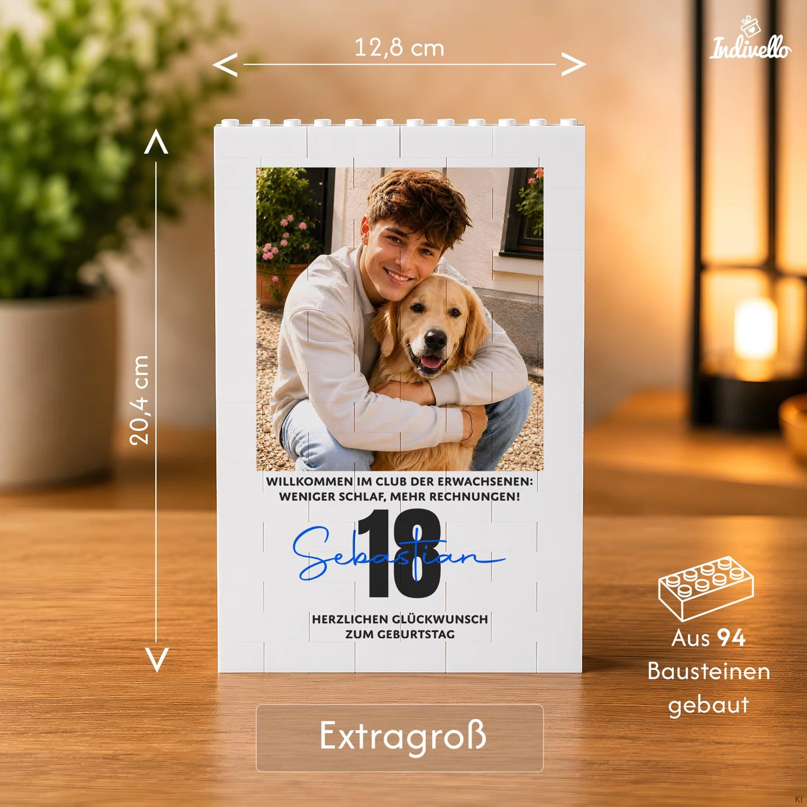 Infografik zum extragroßen Geburtstags-Fotorahmen aus 94 weißen Bausteinen: 12,8 cm breit und 20,4 cm hoch, personalisiert mit Foto, großem Alter, Name, Glückwunsch und humorvollem Spruch.