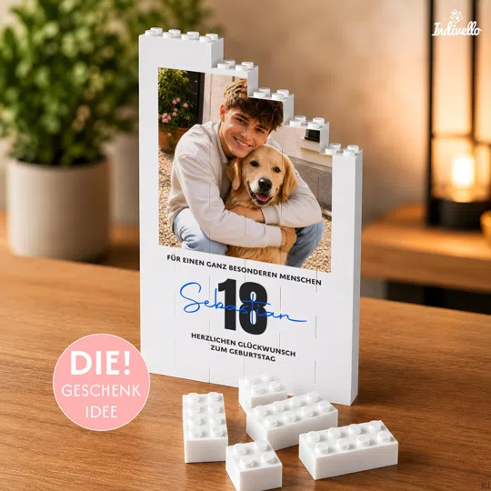 Fotogeschenk zum 18. Geburtstag personalisiert kaufen: weiße, stufenförmige Klemmbaustein-Tafel mit Foto einer Person und eines Hundes, schwarzer 18 und Geburtstagsgruß.