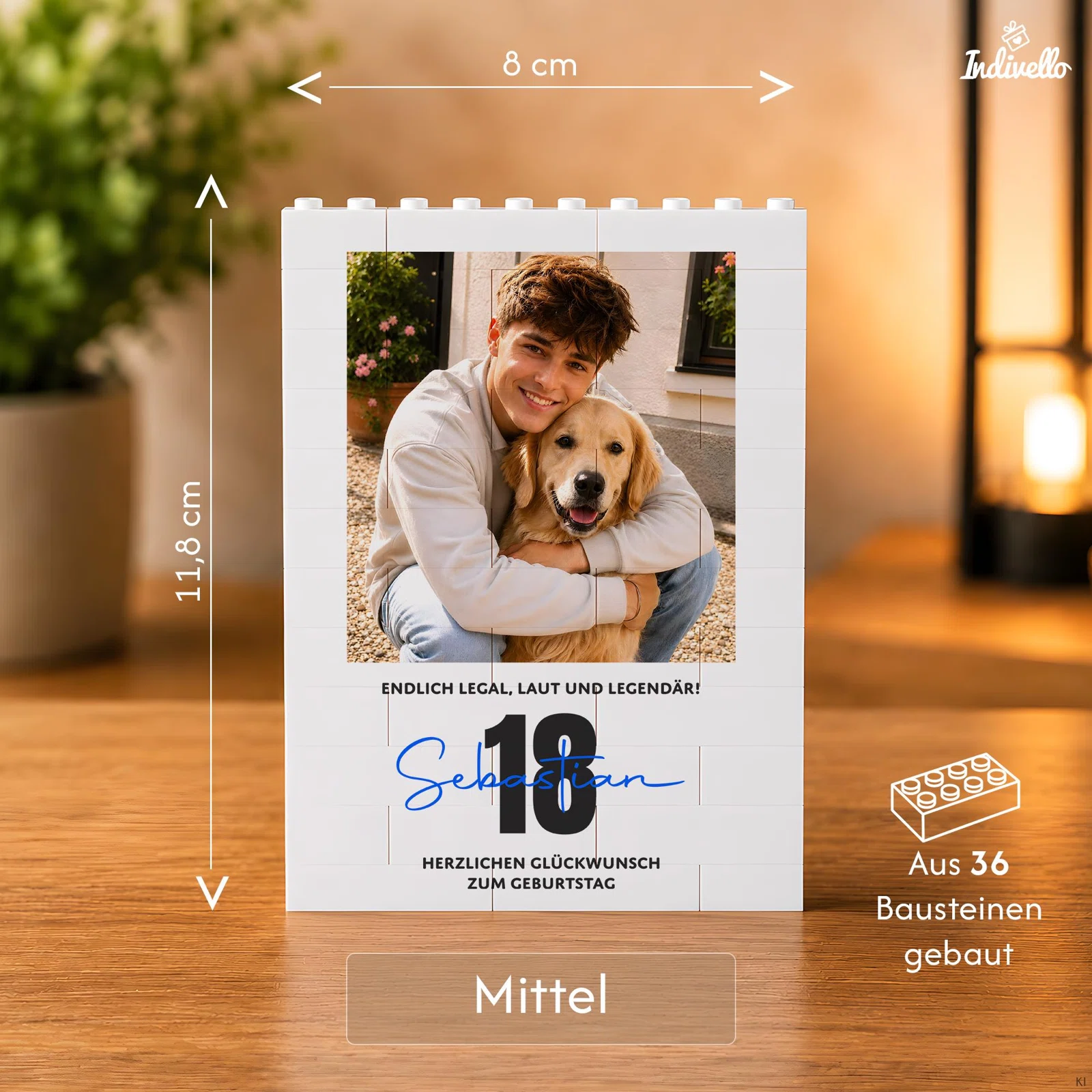 Frontansicht einer weißen Fototafel aus 36 Bausteinen mit Bild einer Person und eines Hundes sowie Geburtstagsgruß und großer Zahl 18. Die mittlere Variante misst 8 × 11,8 cm.