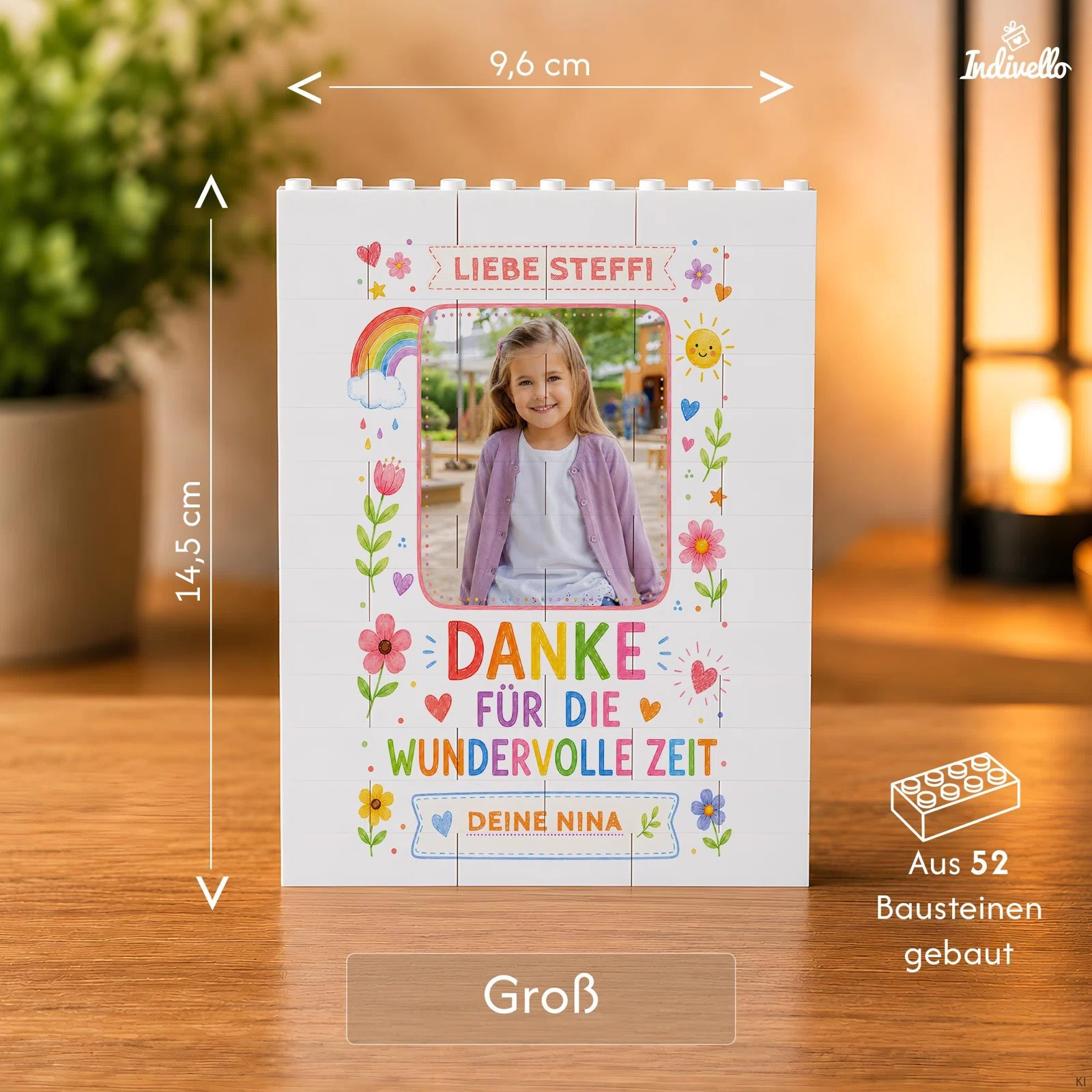 Größenansicht einer personalisierbaren Fototafel aus 52 Bausteinen: 9,6 × 14,5 cm, mit buntem Dankesspruch, Foto sowie Blumen-, Herz- und Regenbogenmotiven.