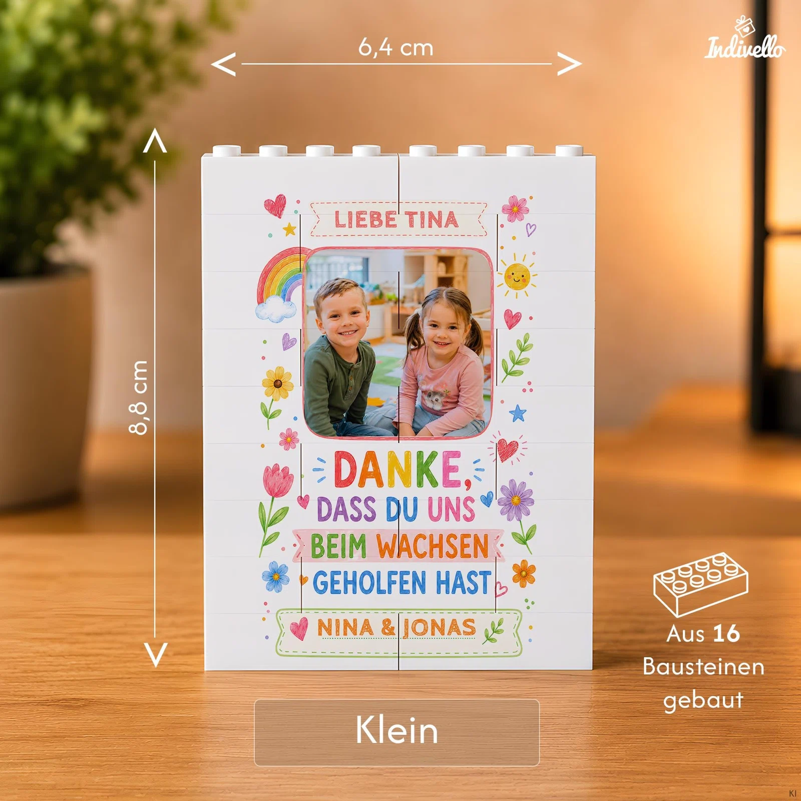 Größenansicht eines kleinen, weißen Fotobilds aus 16 Bausteinen: 6,4 × 8,8 cm, mit personalisierbarem Foto, bunten Blumen und Dankesspruch zum gemeinsamen Wachsen.