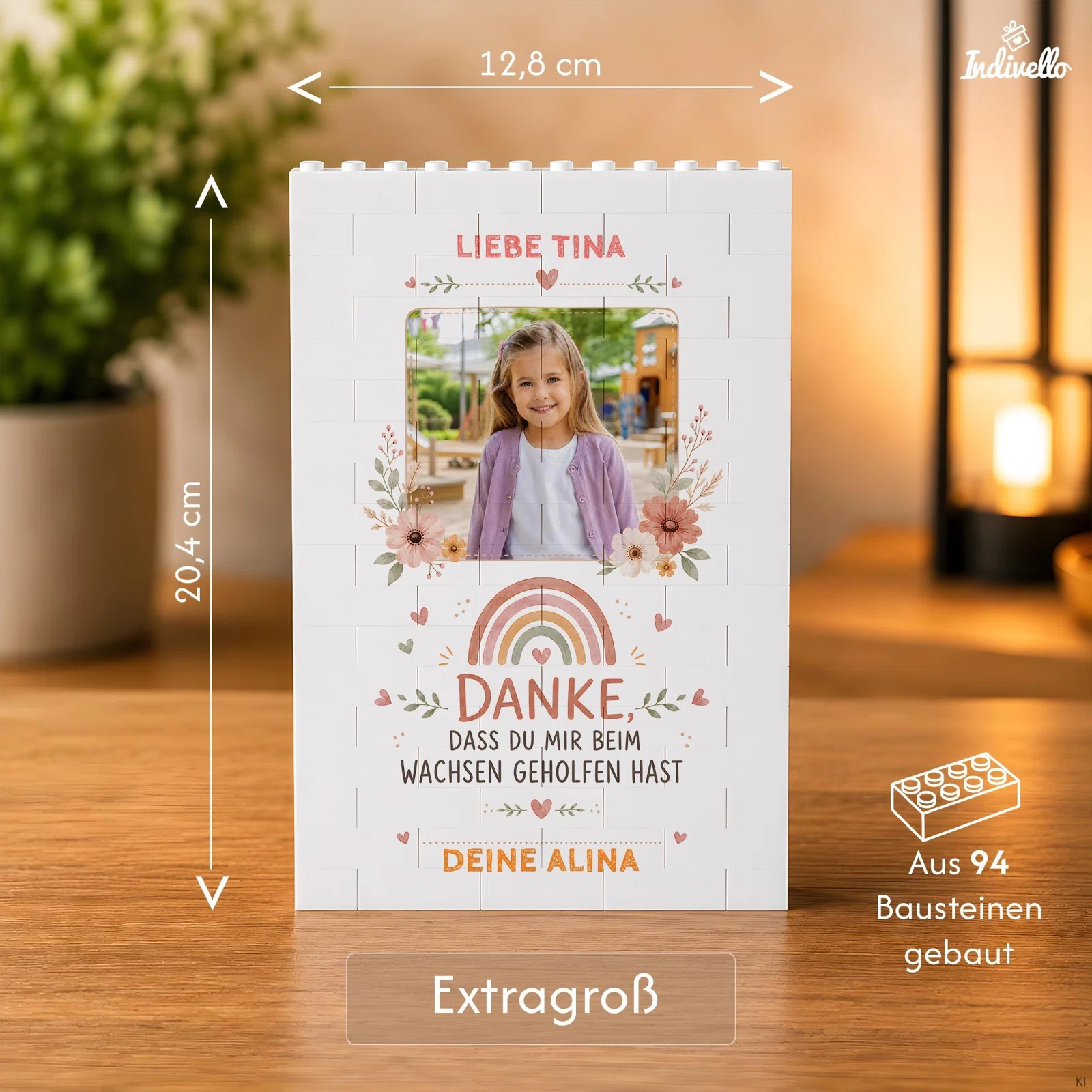 Größenübersicht eines weißen, personalisierten Baustein-Fotorahmens mit Blumen, Regenbogen und Dankspruch: Extragröße 12,8 × 20,4 cm, aus 94 Bausteinen gebaut.