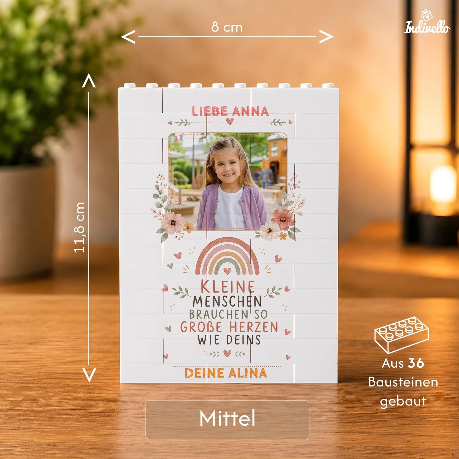 Größenübersicht für den mittleren Baustein-Fotorahmen: 8 cm breit, 11,8 cm hoch und aus 36 Steinen gebaut. Beispielansicht mit Foto, Blumen, Regenbogen und personalisiertem Spruch.