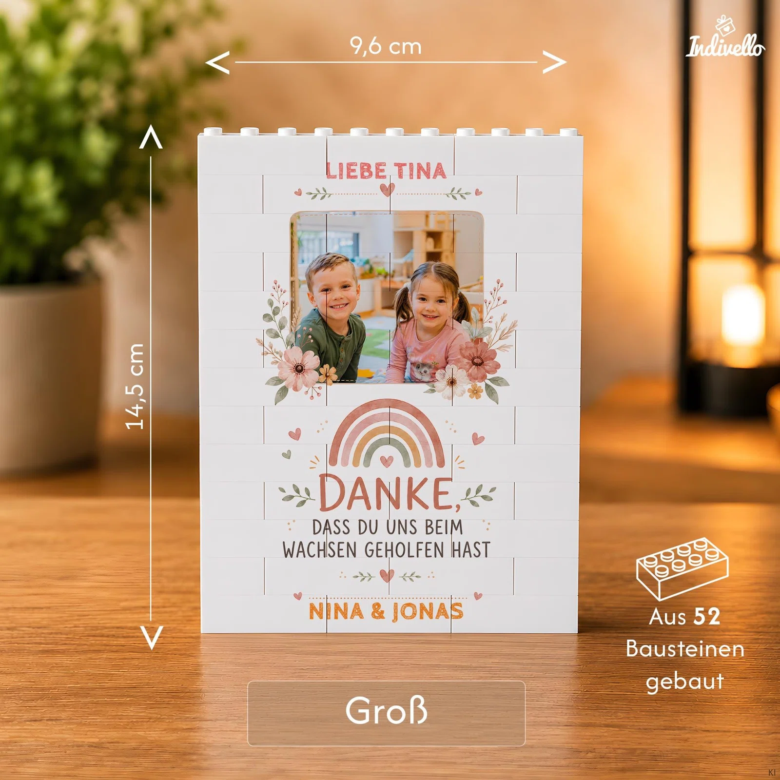 Größenübersicht für den großen weißen Baustein-Fotorahmen: 14,5 cm hoch, 9,6 cm breit und aus 52 Steinen gebaut. Die Vorderseite trägt Blumen, Regenbogen, Foto und Dankesspruch.