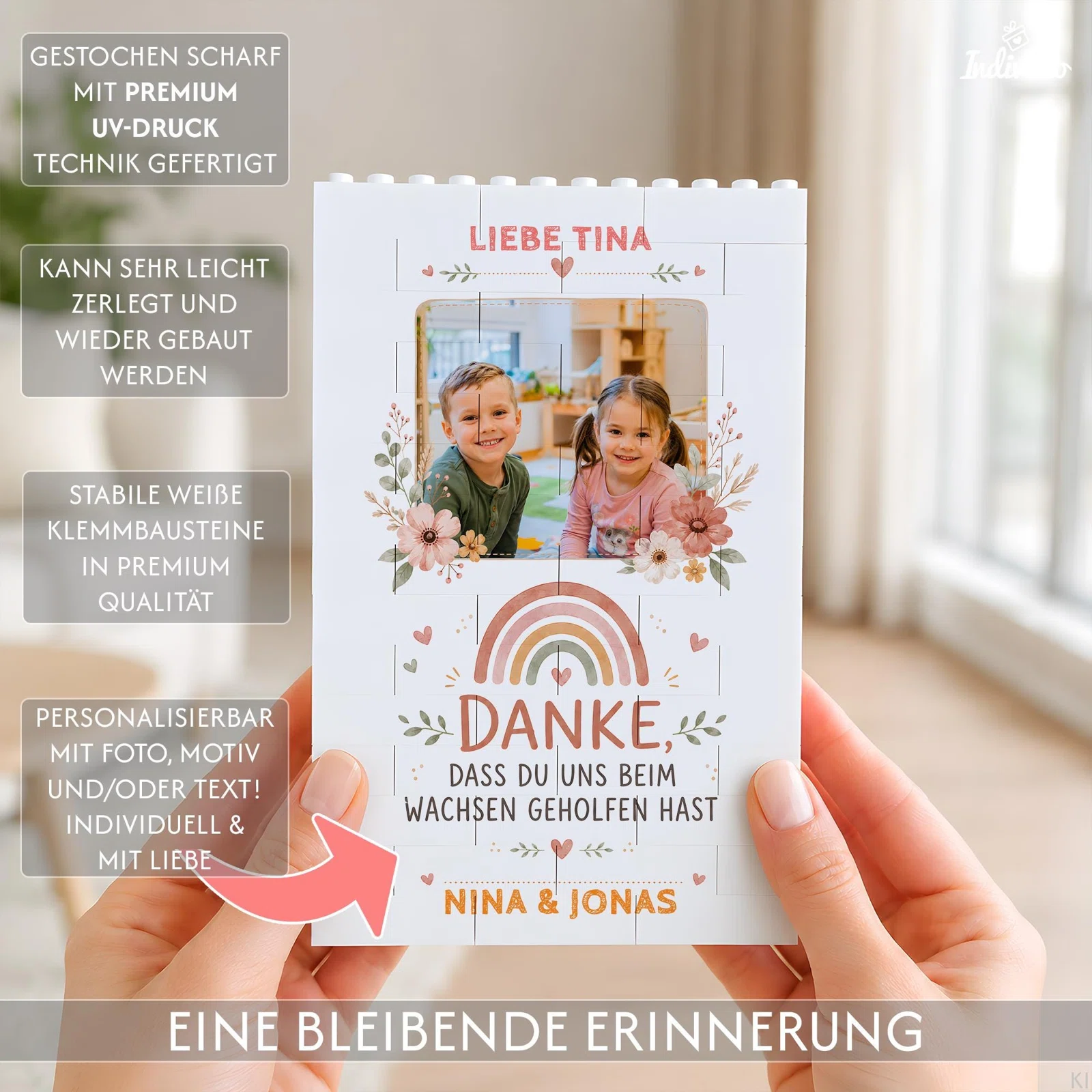 Infografik zu einer personalisierbaren Dankestafel aus weißen Klemmbausteinen mit Foto, Namen, Regenbogen und Blumen. Hinweise nennen UV-Druck sowie leichtes Zerlegen und erneutes Zusammenbauen.