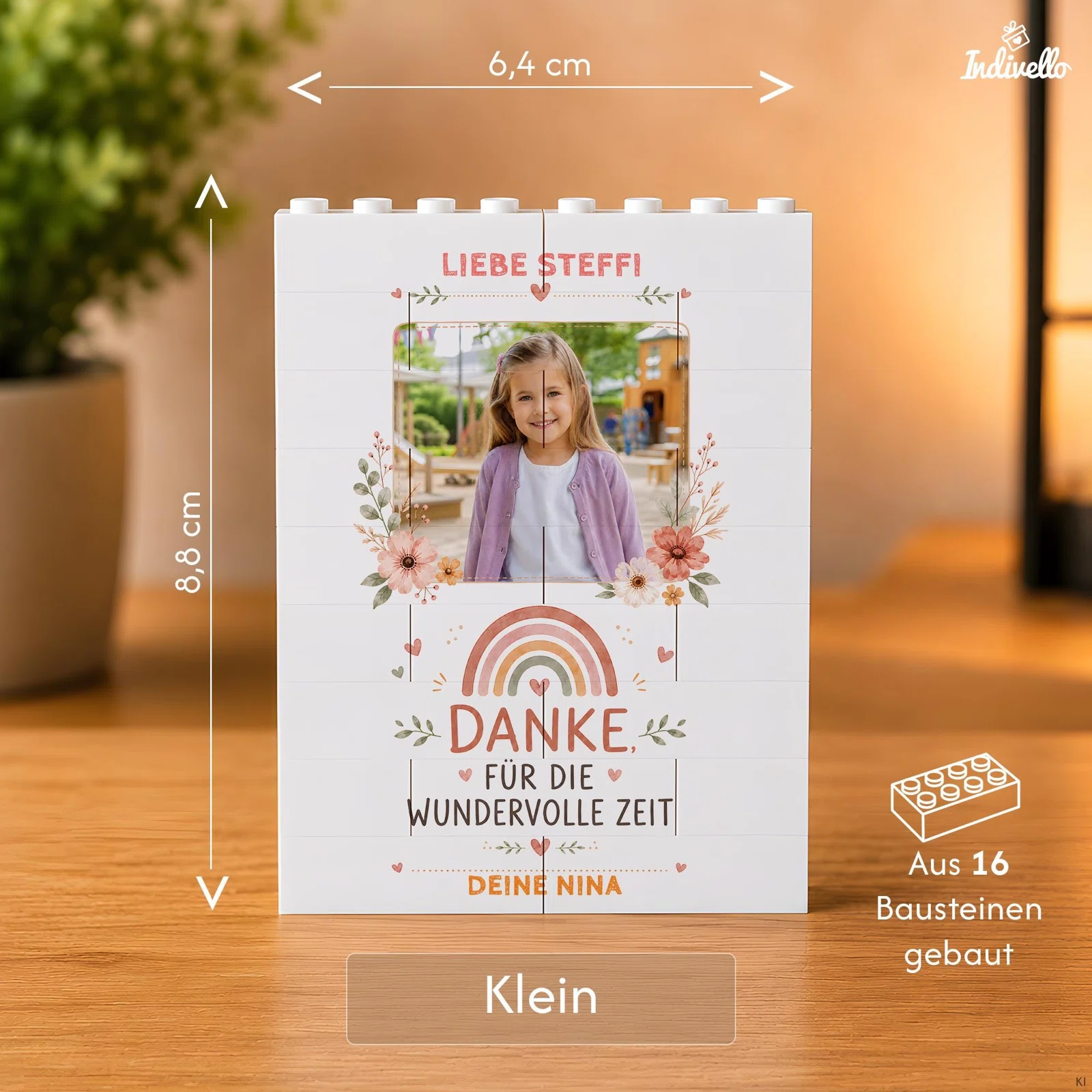 Kleine Variante eines weißen Fotobilds aus 16 Bausteinen, 6,4 cm breit und 8,8 cm hoch. Vorderseite mit persönlichem Foto, Blumen, Regenbogen und dem Spruch „Danke für die wundervolle Zeit“ in Rosa und Grün.