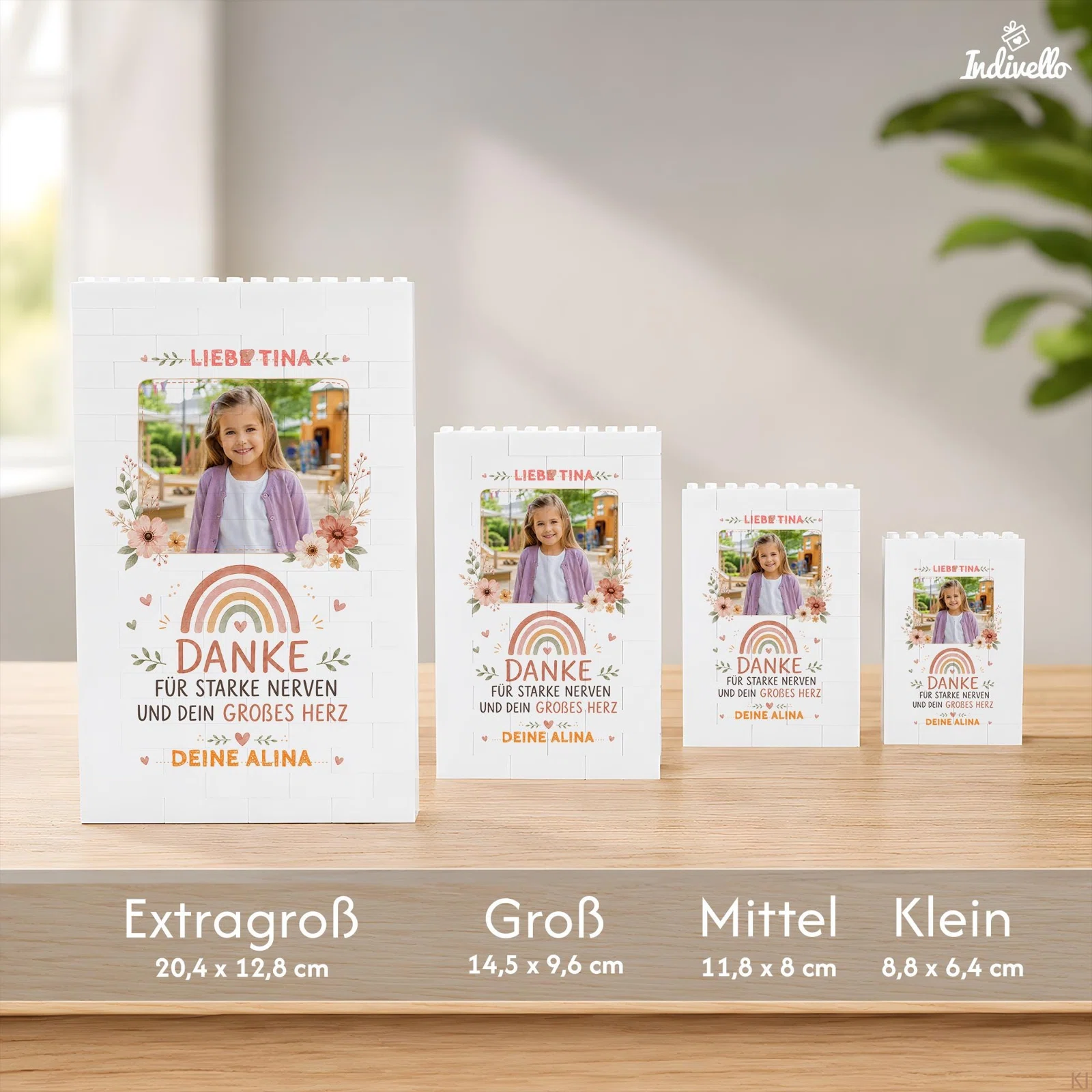 Größenvergleich personalisierter Fotoblöcke mit Blumen-, Regenbogen- und Dankesmotiv: Extragroß 20,4 × 12,8 cm, Groß 14,5 × 9,6 cm, Mittel 11,8 × 8 cm und Klein 8,8 × 6,4 cm.