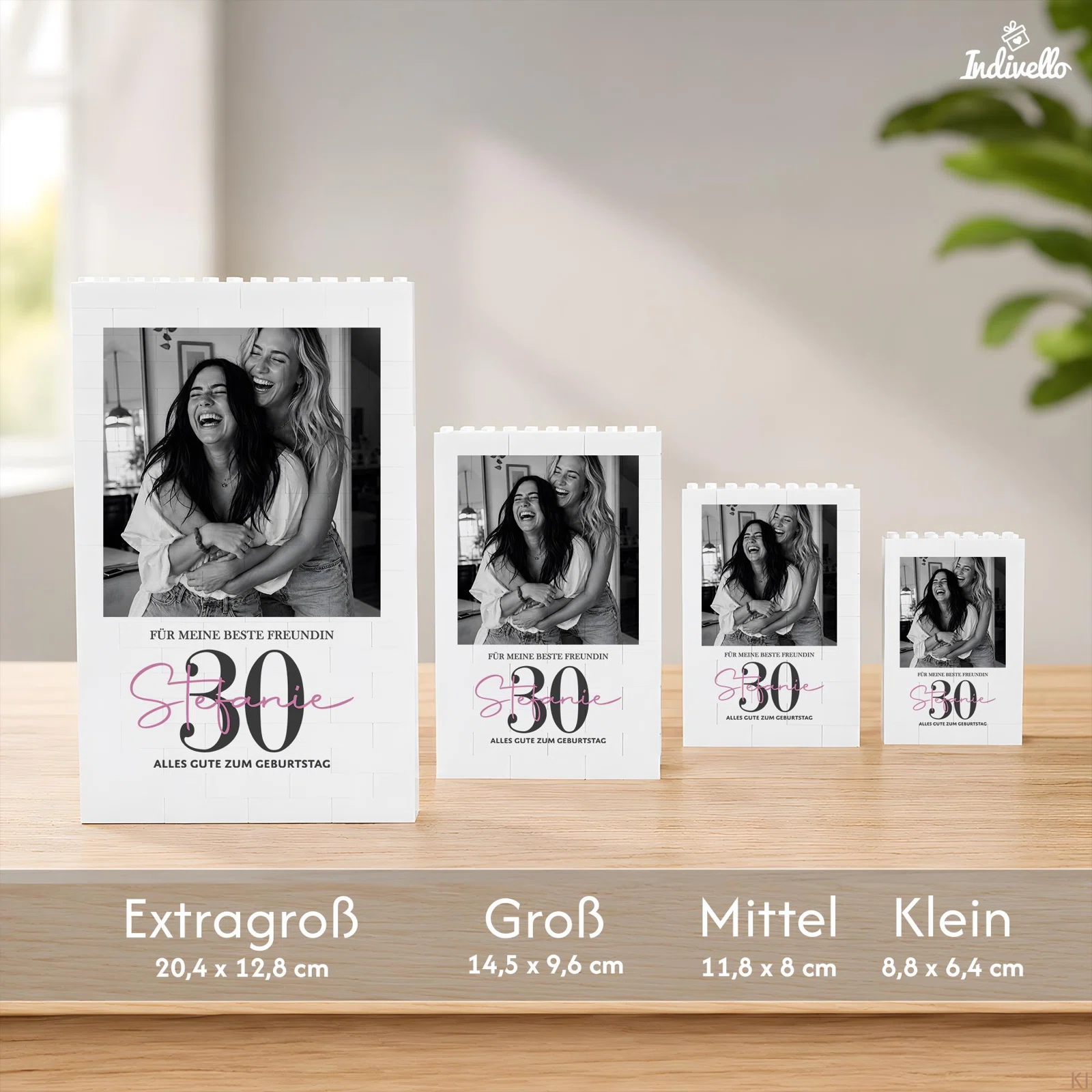 Größenvergleich personalisierter Fotoaufsteller im Hochformat: Extragroß 20,4 × 12,8 cm, Groß 14,5 × 9,6 cm, Mittel 11,8 × 8 cm und Klein 8,8 × 6,4 cm.