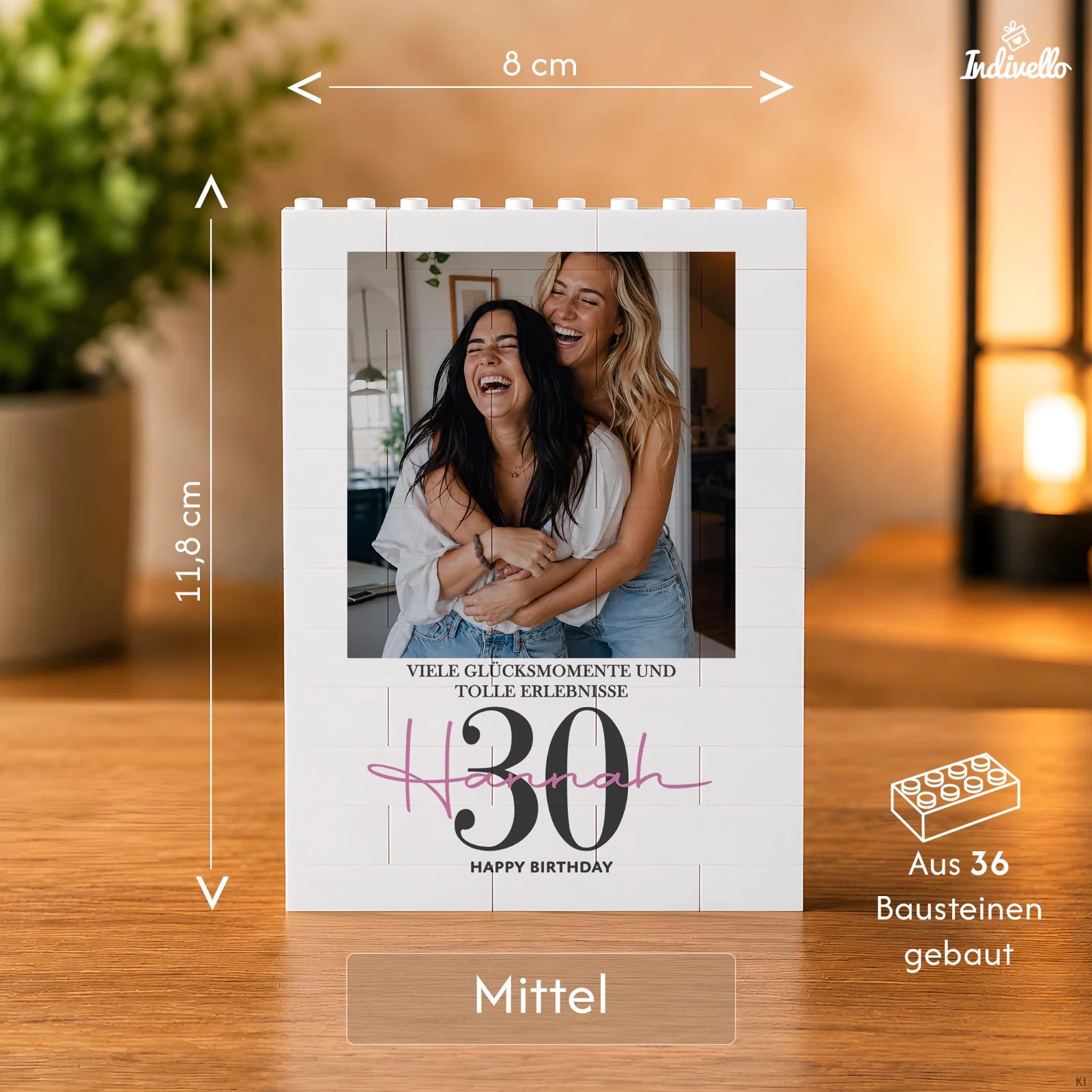 Größenübersicht für den mittleren, weißen Baustein-Fotorahmen: 8 cm breit, 11,8 cm hoch und aus 36 Bausteinen gebaut. Beispielgestaltung zum 30. Geburtstag mit Hochformatfoto.