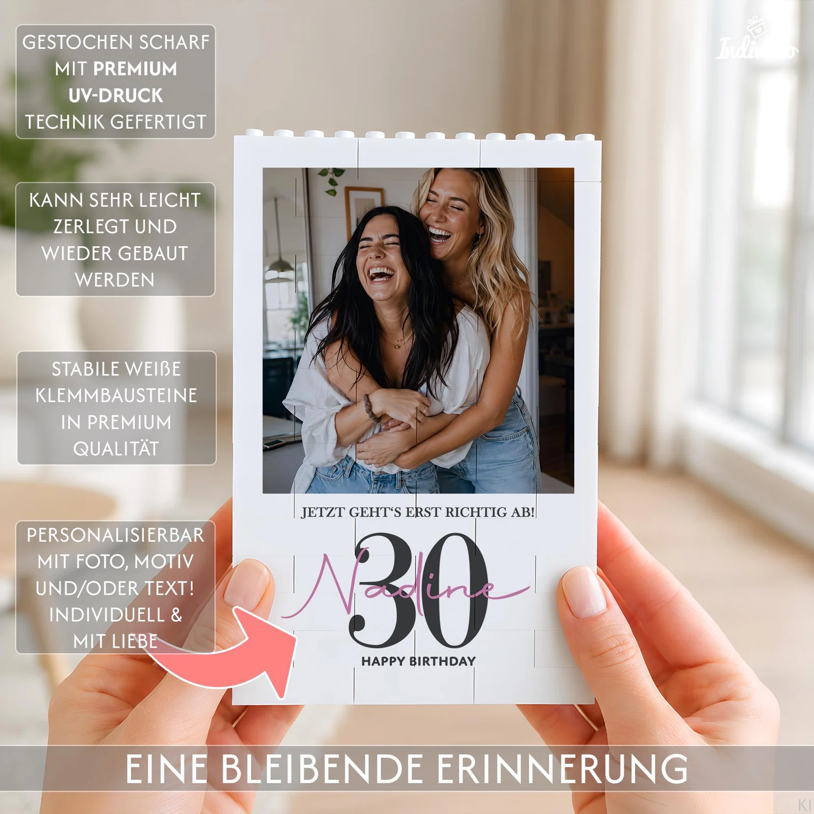 Infografik zu einer personalisierbaren Fototafel aus weißen Klemmbausteinen: Foto, Motiv und Text lassen sich gestalten. Hervorgehoben werden UV-Druck sowie das leichte Zerlegen und erneute Zusammensetzen.