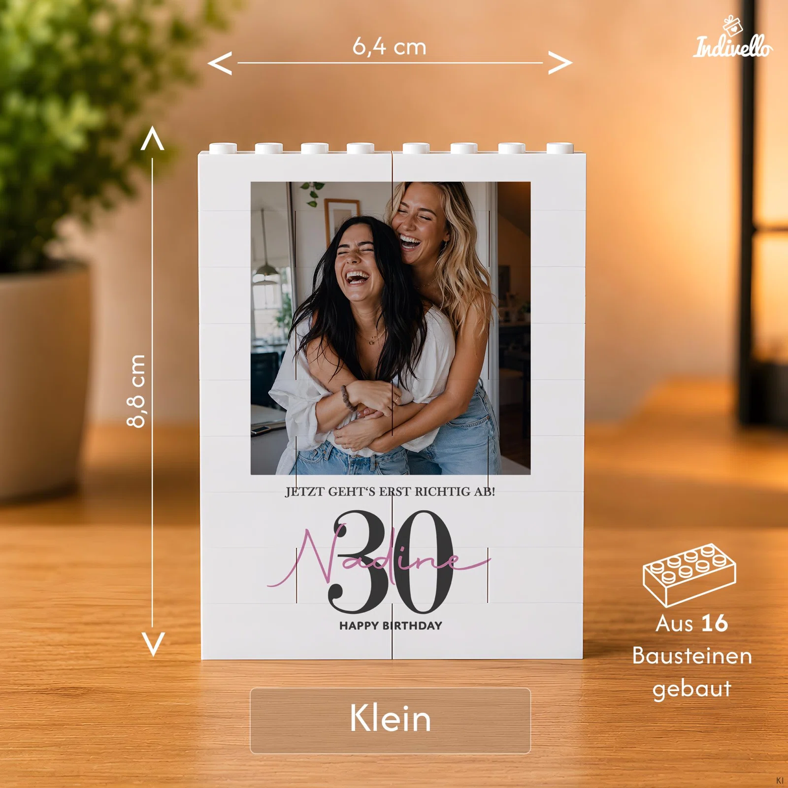 Größenansicht „Klein“ eines personalisierten Fotobilds aus 16 weißen Bausteinen mit Geburtstagsmotiv. Das aufrecht stehende Modell ist 6,4 cm breit und 8,8 cm hoch.