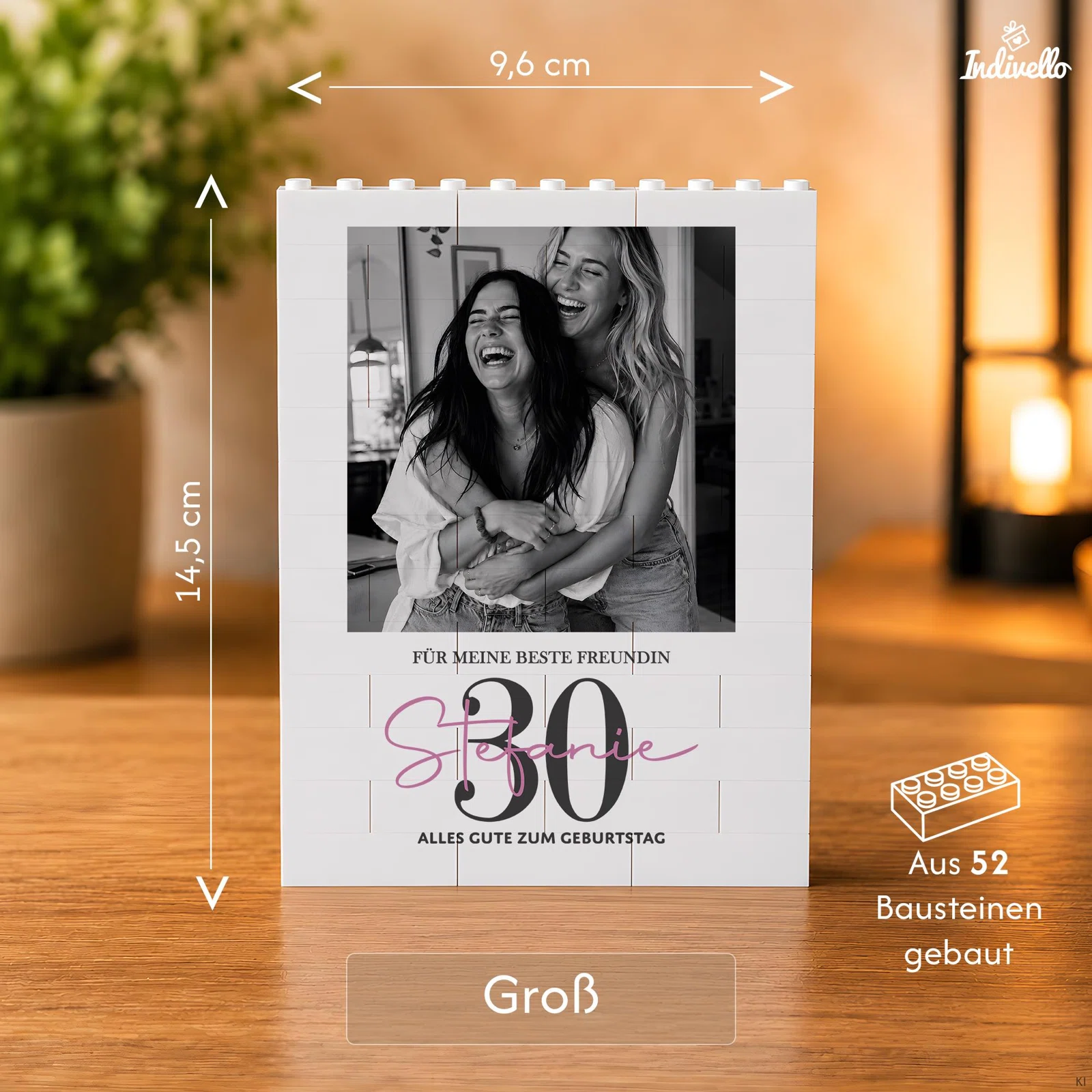 Größenansicht eines weißen Baustein-Fotorahmens im Hochformat: 9,6 cm breit und 14,5 cm hoch, aus 52 Steinen gebaut. Die Vorderseite trägt ein Foto und ein personalisiertes Geburtstagsmotiv.