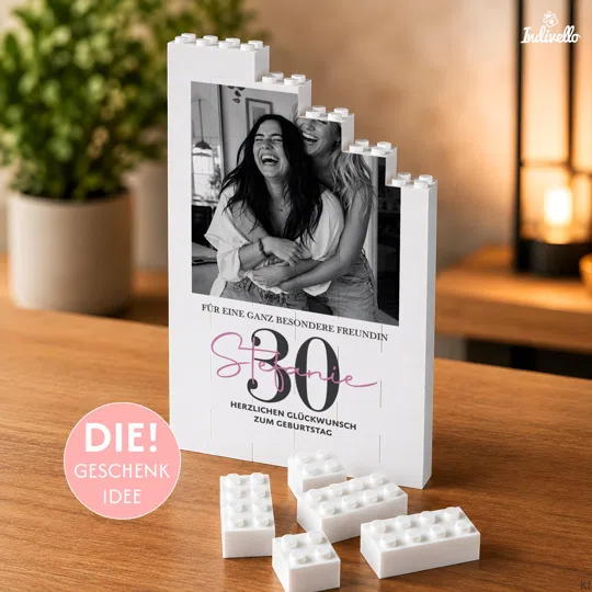 Personalisiertes Fotogeschenk zum 30. Geburtstag bestellen: weißer Baustein-Aufsteller mit Schwarz-Weiß-Foto, großer 30 und Geburtstagsgruß, neben losen weißen Bausteinen.