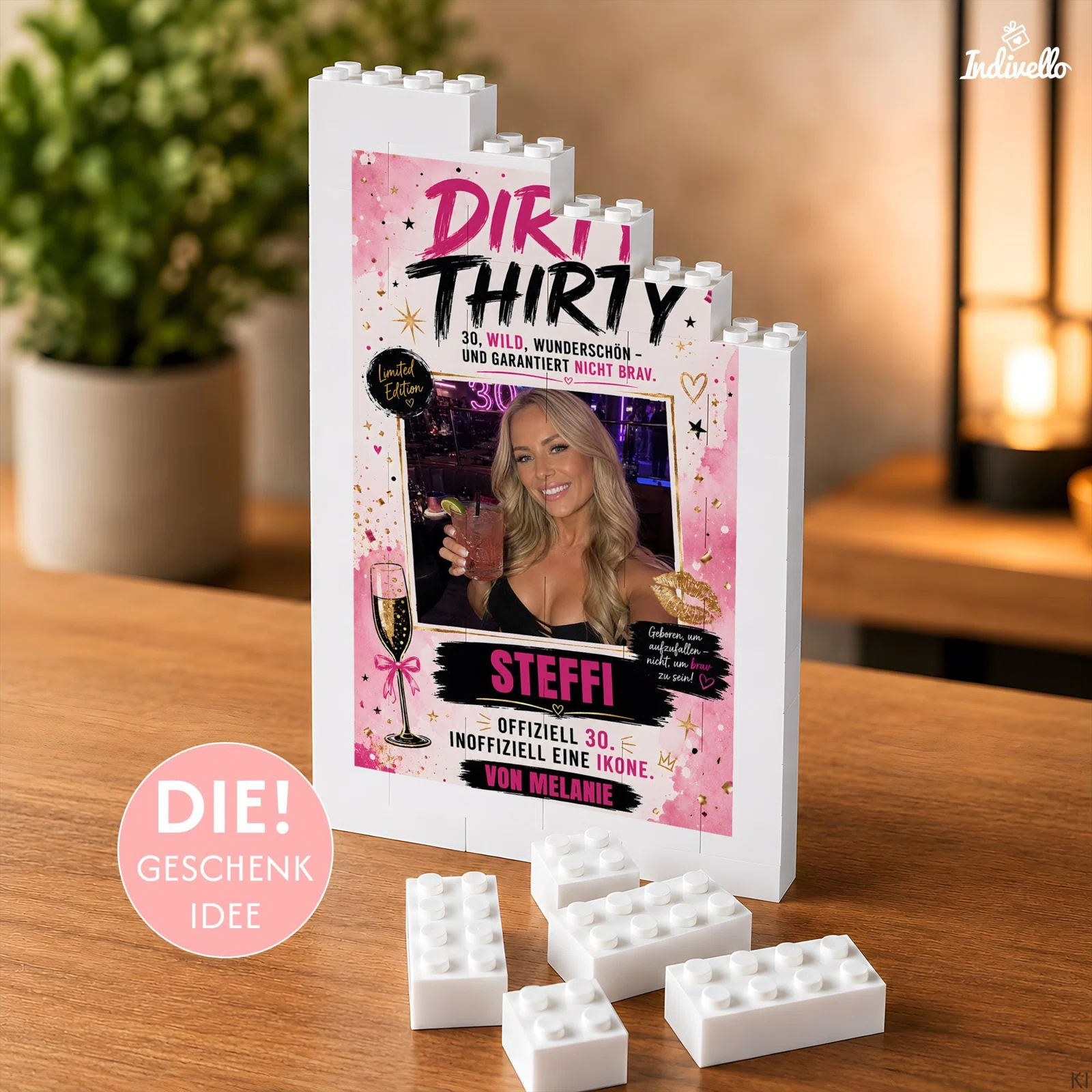 Fotogeschenk zum 30. Geburtstag bestellen: weißer Klemmbaustein-Aufsteller mit Foto und pink-schwarz-goldenem Geburtstagsmotiv, stufigem Rand und losen Bausteinen davor.