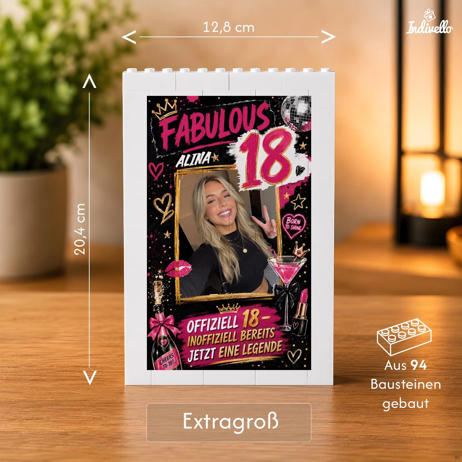 Infografik zu einem weißen Baustein-Fotorahmen im Format Extragr0ß: 12,8 cm breit, 20,4 cm hoch und aus 94 Bausteinen gebaut. Schwarzes Geburtstagsmotiv mit Foto, pink-goldener 18 und Party-Symbolen.