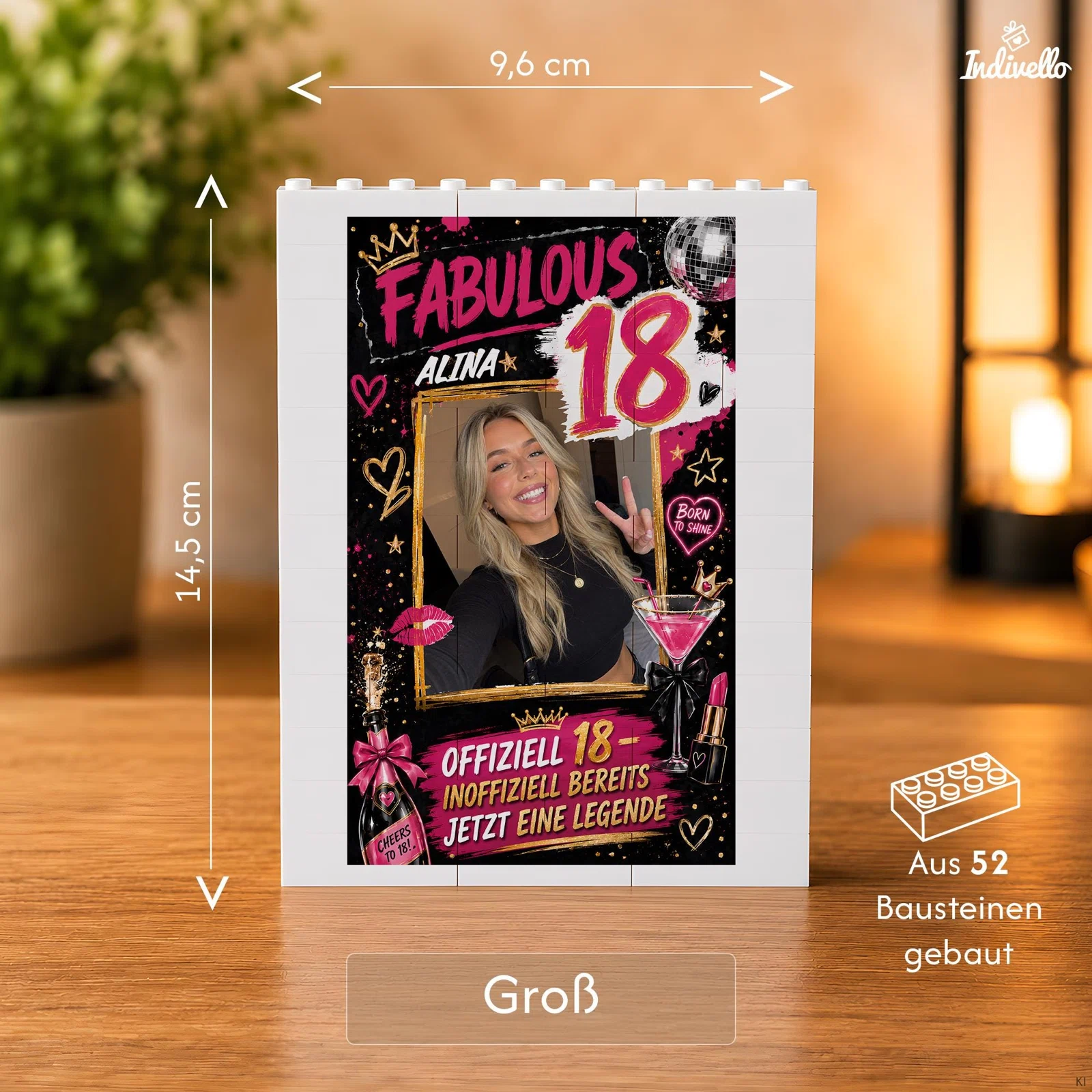 Größenübersicht eines hochkant stehenden Fotodisplays aus 52 weißen Bausteinen: Die große Variante ist 9,6 cm breit und 14,5 cm hoch; vorne sitzt ein farbenfrohes Geburtstagsmotiv.