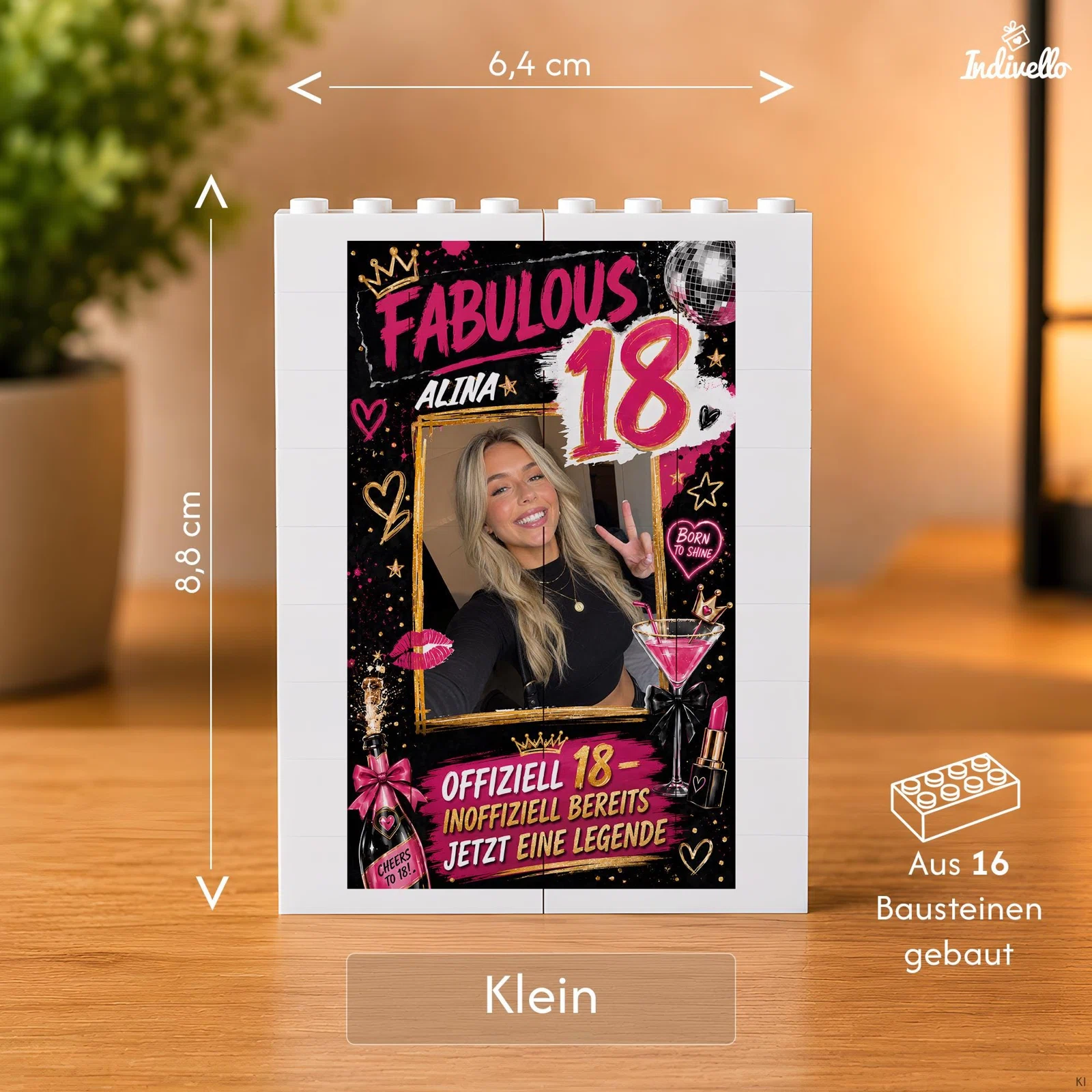 Größenübersicht für den kleinen, hochformatigen Fotoständer aus 16 weißen Bausteinen: 6,4 cm breit und 8,8 cm hoch, hier mit pink-schwarzem Geburtstagsmotiv zum 18.