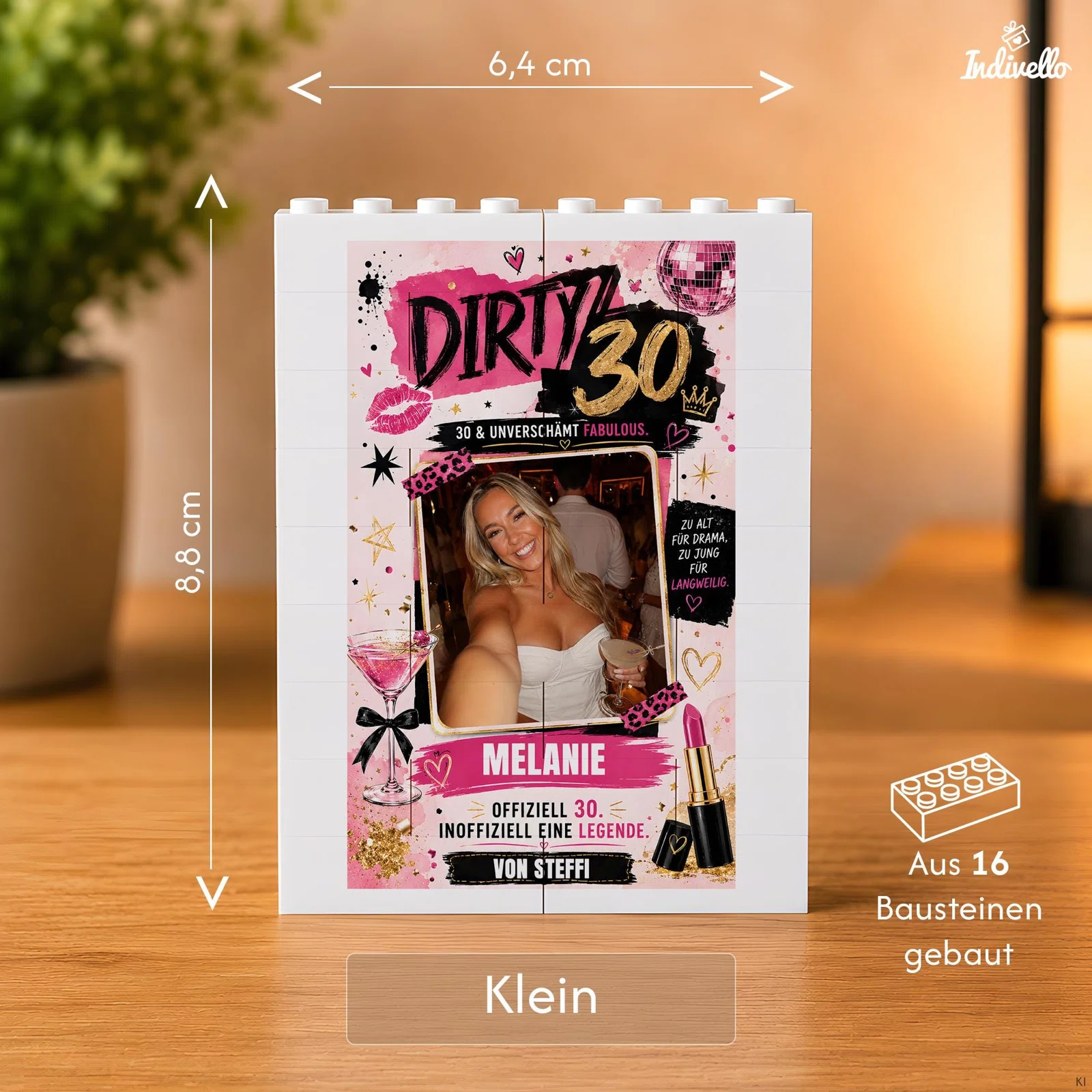 Infografik zur kleinen Fototafel im „Dirty 30“-Design mit pink-schwarzen Party-, Lippenstift- und Cocktailmotiven. Sie ist 6,4 × 8,8 cm groß und aus 16 weißen Bausteinen zusammengesetzt.