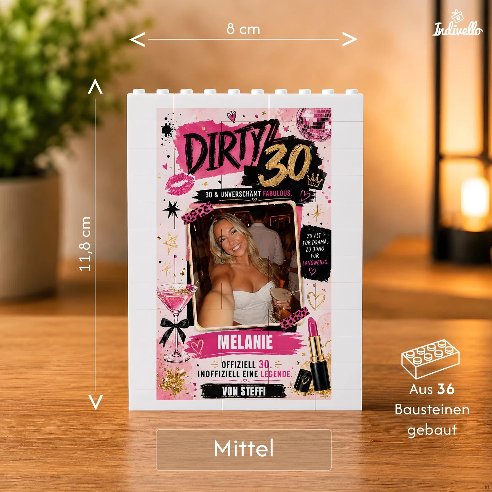 Aufrecht stehendes Fotomotiv aus 36 weißen Bausteinen im Format Mittel, 8 × 11,8 cm. Pink-schwarzes Design zum 30. Geburtstag mit Foto, Diskokugel, Cocktailglas und Lippenstift.