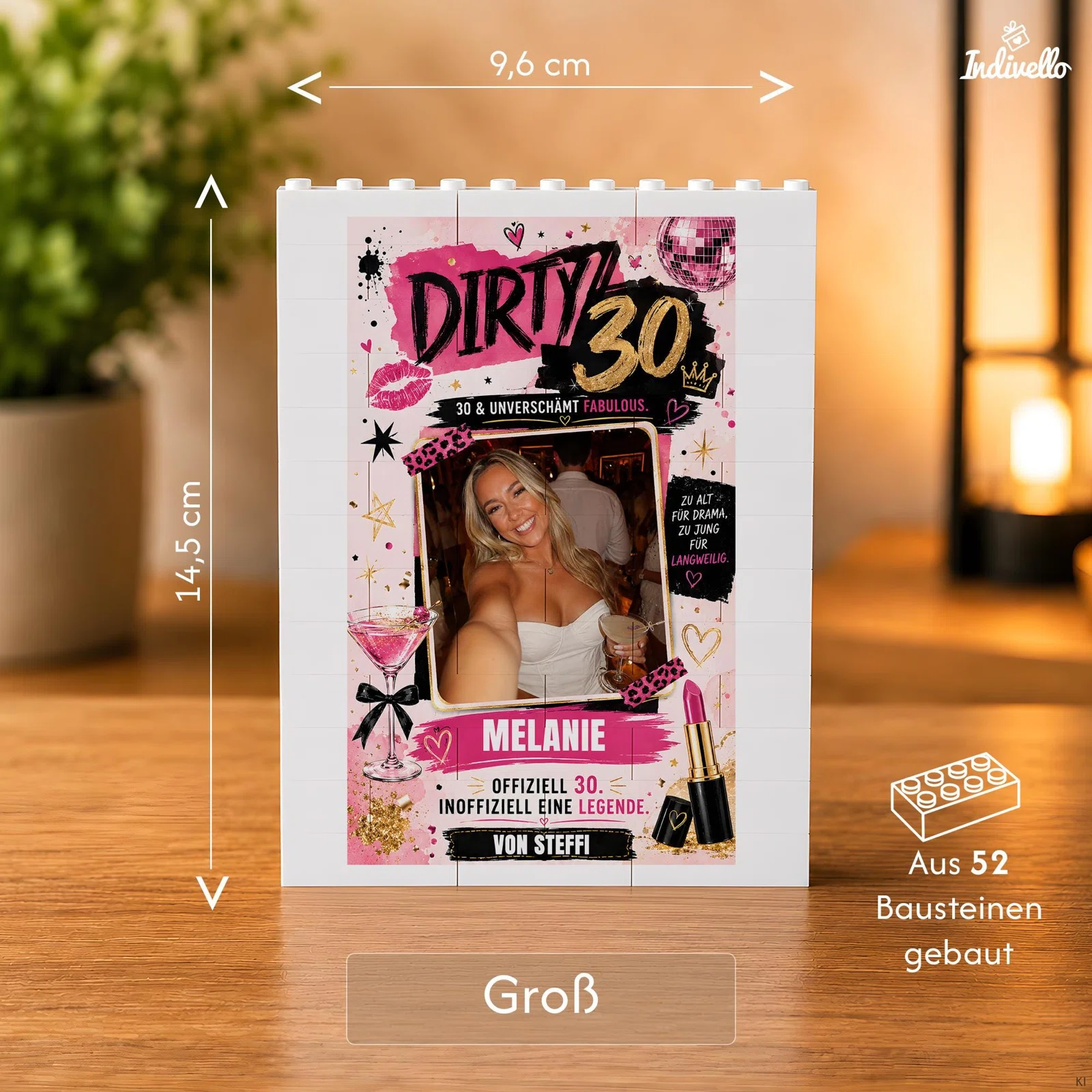 Größenübersicht des großen, personalisierbaren Baustein-Fotorahmens im pink-schwarzen „Dirty 30“-Design: 14,5 cm hoch, 9,6 cm breit und aus 52 Bausteinen zusammengesetzt.