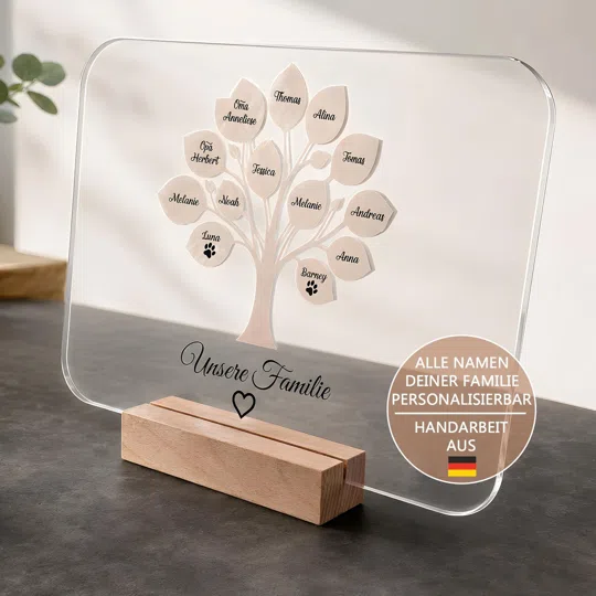 Personalisierten Stammbaum-Aufsteller kaufen: transparente, abgerundete Familientafel in einem holzfarbenen Steckfuß, mit Namensblättern und zwei Blättern mit Pfotenmotiven.
