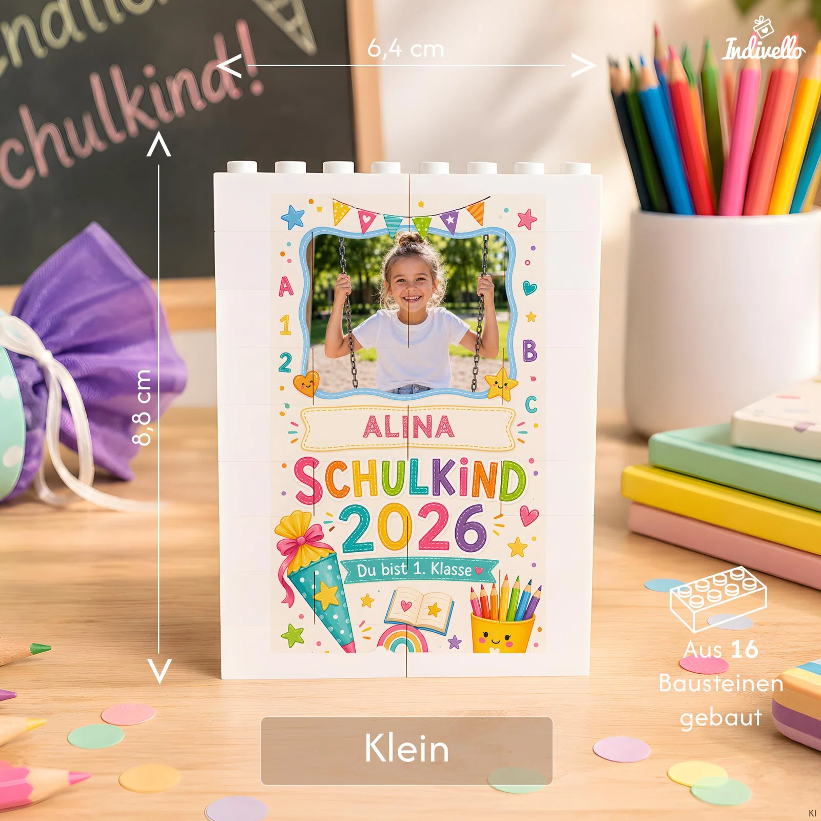 Infografik zur kleinen Fototafel für die Einschulung: 6,4 cm breit, 8,8 cm hoch und aus 16 Bausteinen gebaut. Bunte Schulmotive, Jahreszahl, Name und Foto schmücken die Vorderseite.