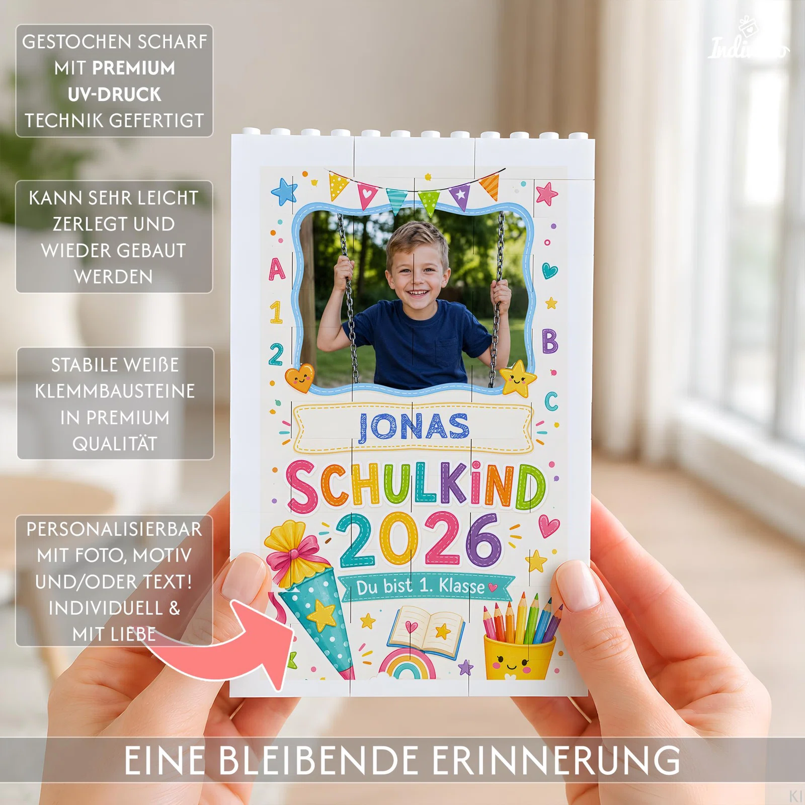 Infografik zu einem personalisierbaren Bild aus weißen Klemmbausteinen für die Einschulung: mit Foto, Name, Jahrgang und bunten Schulmotiven bedruckt sowie leicht zerleg- und wieder aufbaubar.