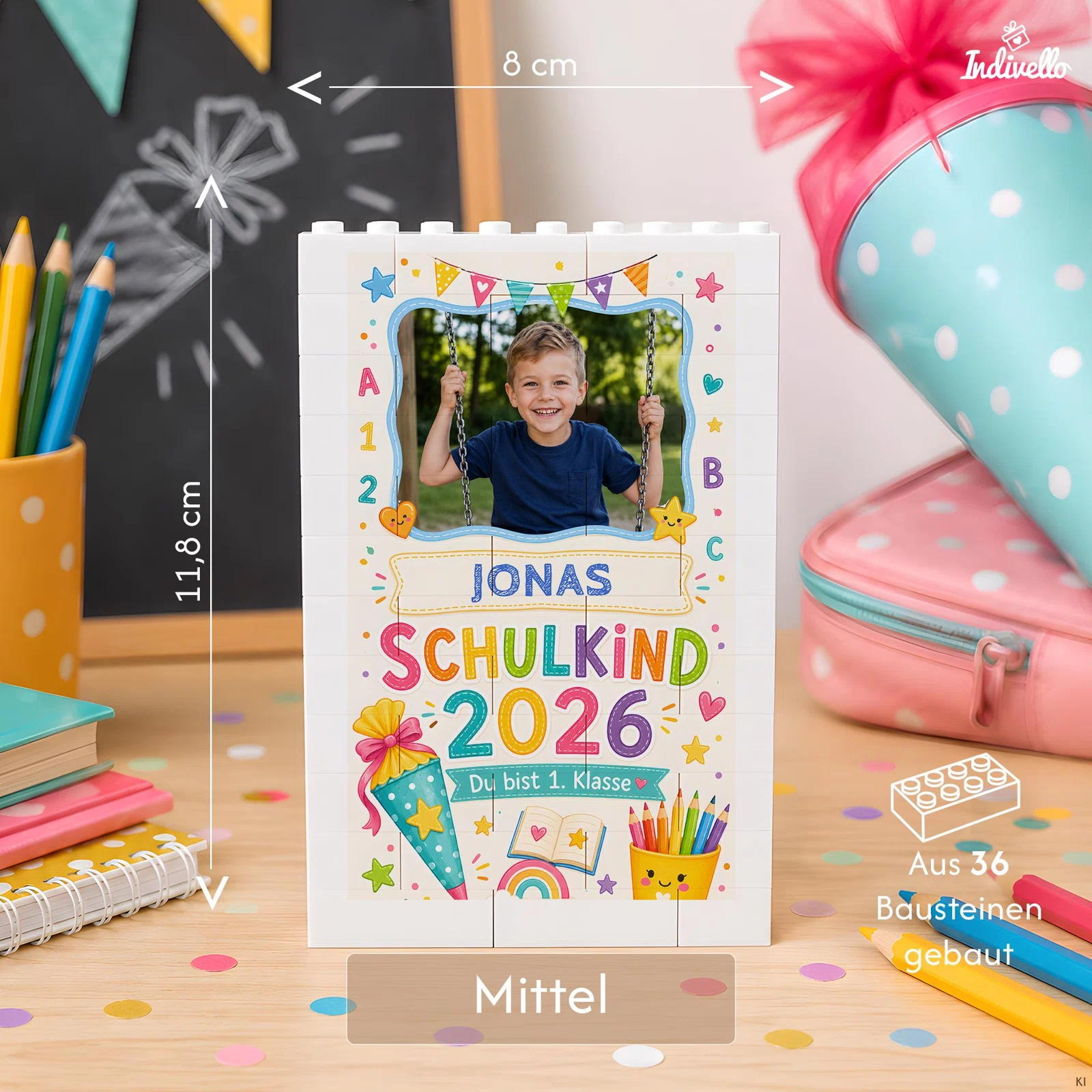 Infografik zur mittleren Fototafel für die Einschulung: 8 × 11,8 cm, aus 36 Bausteinen. Buntes Hochformat mit Foto, personalisierbarem Namensfeld, „Schulkind 2026“ und Schultütenmotiv.
