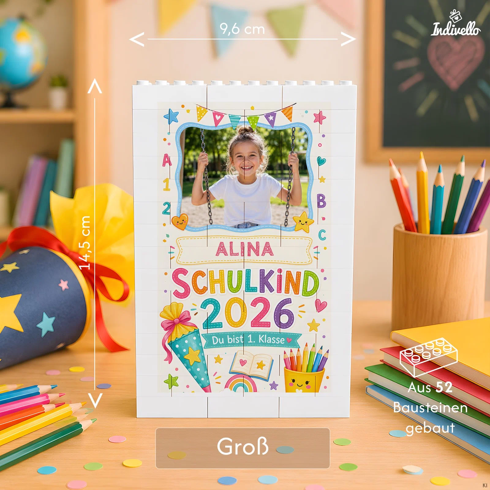 Infografik zur großen, aus 52 Bausteinen zusammengesetzten Fototafel zur Einschulung: 9,6 cm breit und 14,5 cm hoch, mit Foto, bunten Schulmotiven und „Schulkind 2026“.