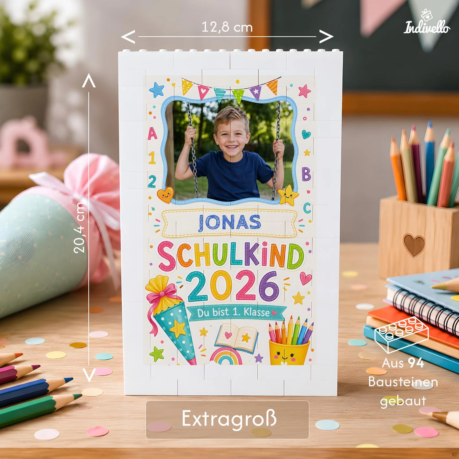 Infografik zu einem bunten Schulanfangs-Fotorahmen aus 94 Bausteinen: 20,4 cm hoch und 12,8 cm breit, mit Fotofeld, Namensfeld, „Schulkind 2026“ und Schulmotiven.