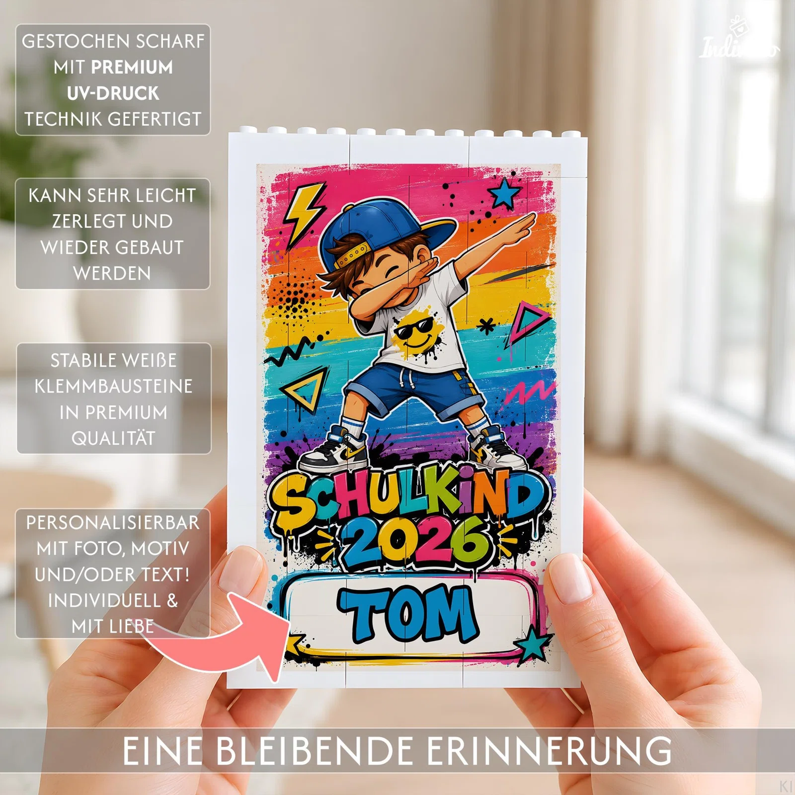 Weiße Klemmbaustein-Tafel frontal in Händen, bedruckt mit einem dabbenden Schulkind vor buntem Graffiti-Hintergrund. Darunter stehen „Schulkind 2026“ und ein personalisierbares Namensfeld.