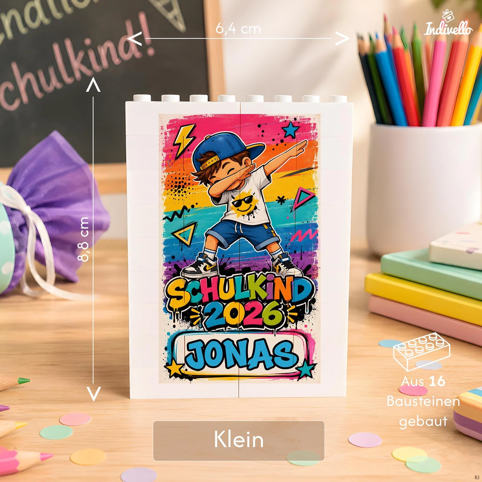 Infografik zur kleinen Aufstelltafel aus 16 weißen Bausteinen: 6,4 cm breit und 8,8 cm hoch. Die bunte Vorderseite zeigt ein dabbendes Schulkind vor Graffiti-Motiv und den Schriftzug „Schulkind 2026“.
