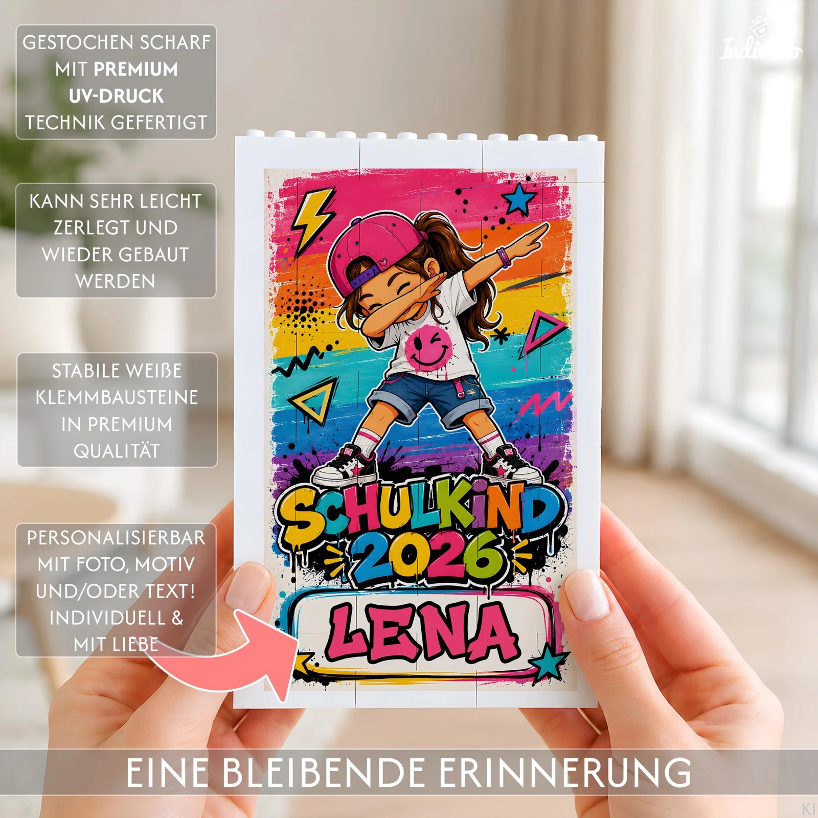 Rechteckige Tafel aus weißen Klemmbausteinen, frontal in Händen gehalten, mit buntem Graffiti-Motiv: dabbendes Schulkind, Sterne und der Schriftzug „Schulkind 2026“ samt personalisierbarem Namensfeld.