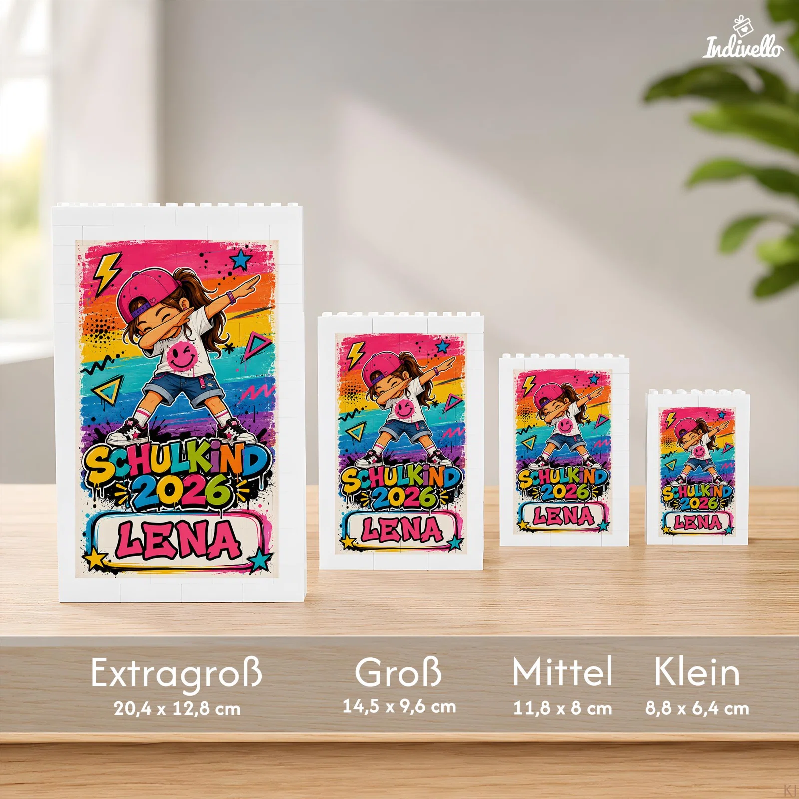 Größenübersicht für das farbenfrohe Schulkind-Motiv mit vier Formaten: Extragroß 20,4 × 12,8 cm, Groß 14,5 × 9,6 cm, Mittel 11,8 × 8 cm und Klein 8,8 × 6,4 cm.