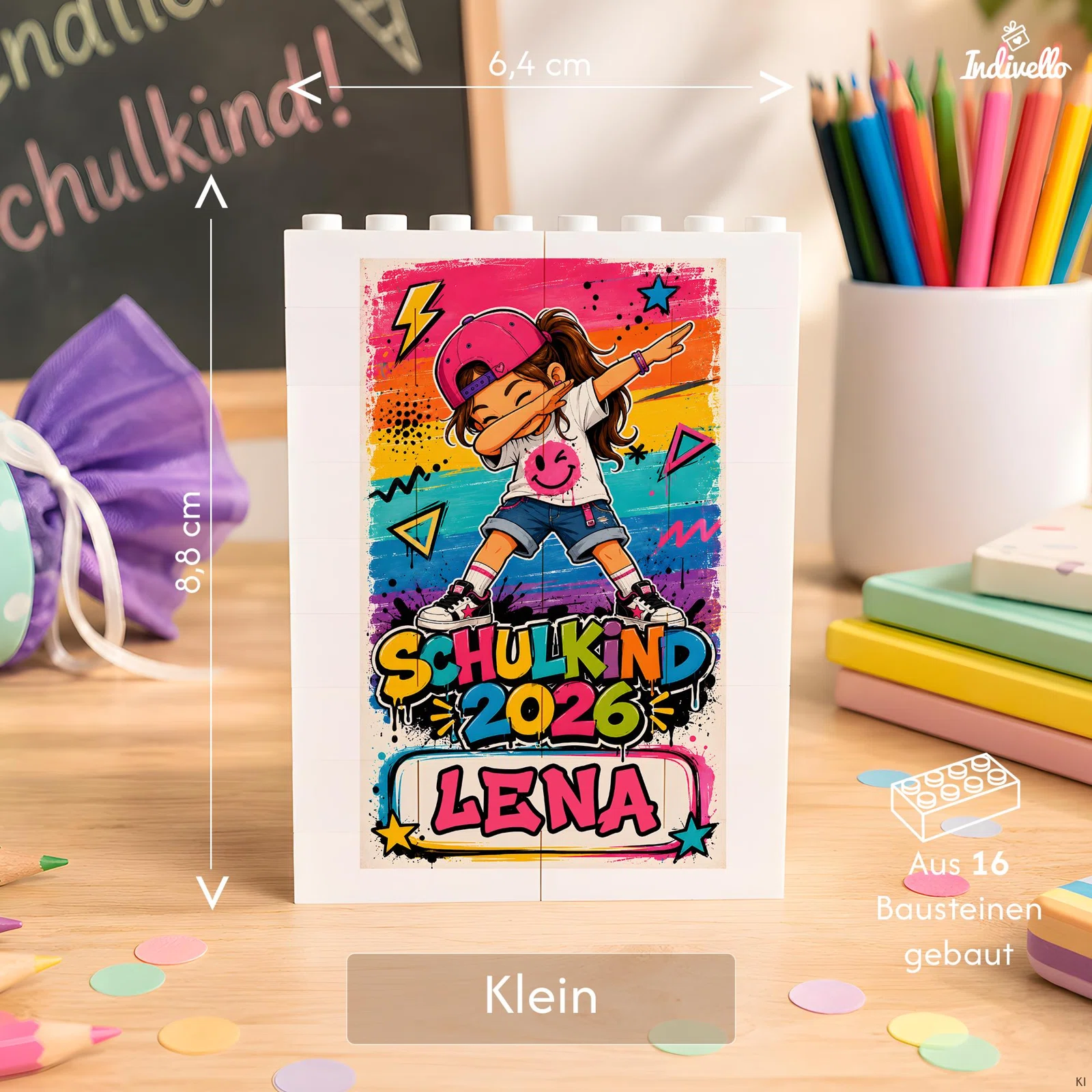 Größenansicht der kleinen, aus 16 weißen Bausteinen gebauten Tafel: 6,4 cm breit und 8,8 cm hoch. Die Vorderseite trägt ein buntes Schulkind-2026-Motiv mit Namensfeld.