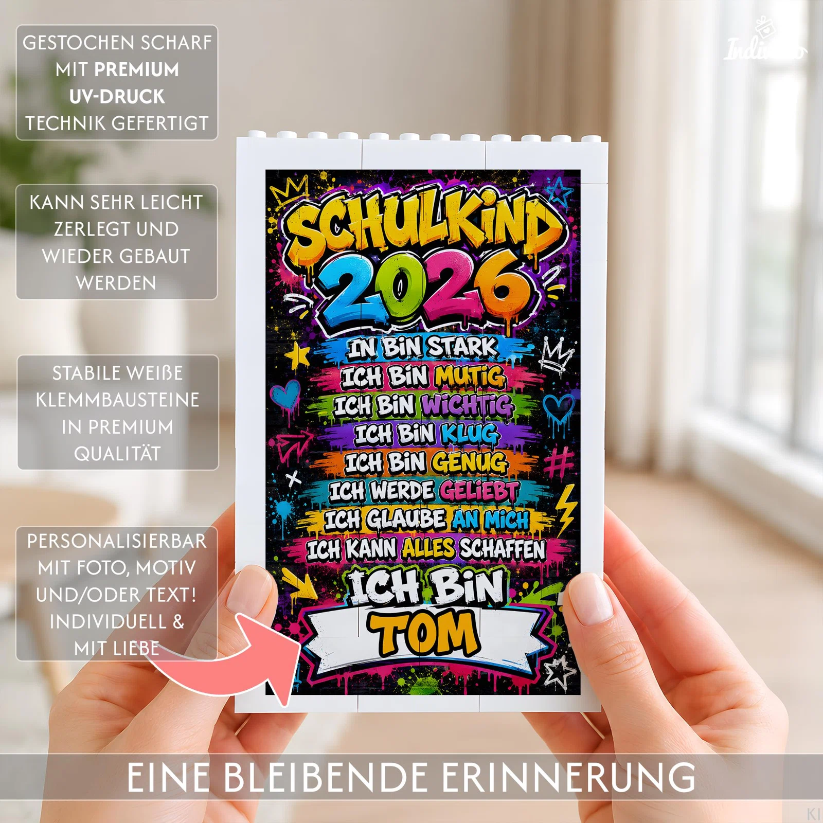 Infografik zu einem personalisierbaren Klemmbausteinbild: Motiv und Text werden per UV-Druck auf weiße, zerlegbare Bausteine aufgebracht; als Beispiel dient ein buntes Schulkind-2026-Motiv.