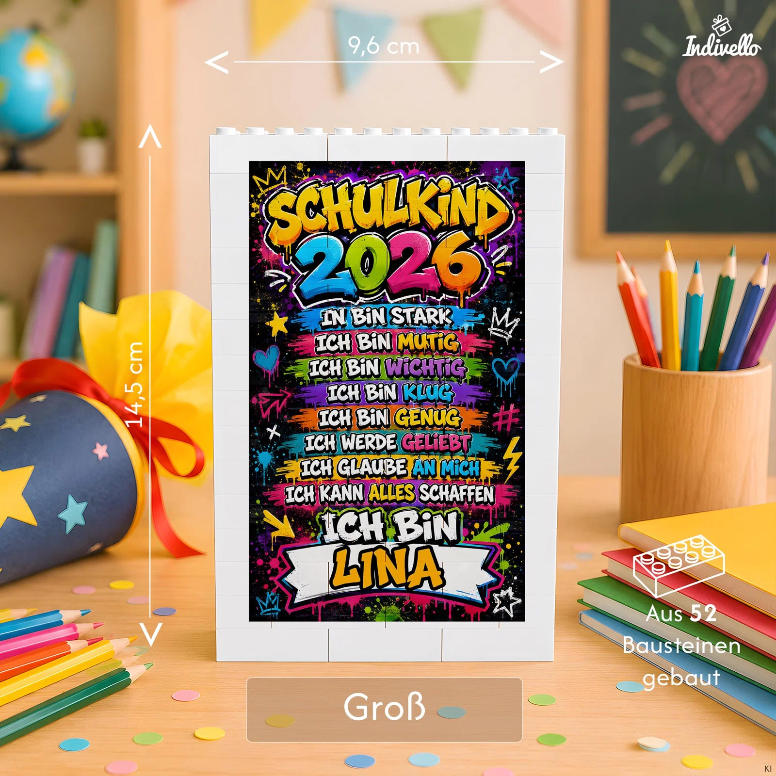 Größenansicht eines weißen Bausteinrahmens aus 52 Steinen, 9,6 × 14,5 cm. Der farbige Graffiti-Einsatz „Schulkind 2026“ trägt acht stärkende Ich-Sätze und unten ein Namensfeld.