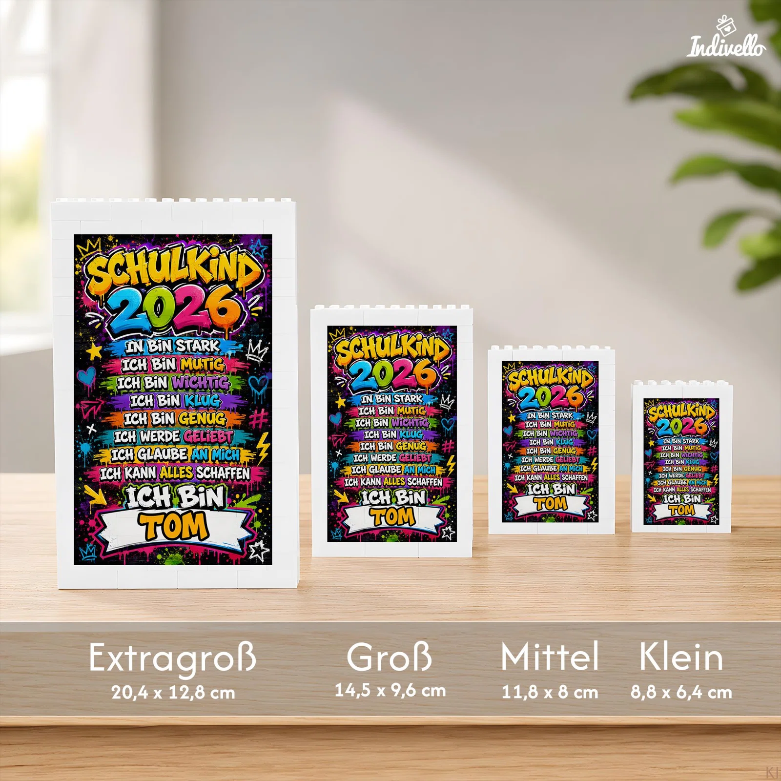 Größenübersicht des farbenfrohen „Schulkind 2026“-Motivs in vier weißen Rahmen: Extragroß 20,4 × 12,8 cm, Groß 14,5 × 9,6 cm, Mittel 11,8 × 8 cm und Klein 8,8 × 6,4 cm.