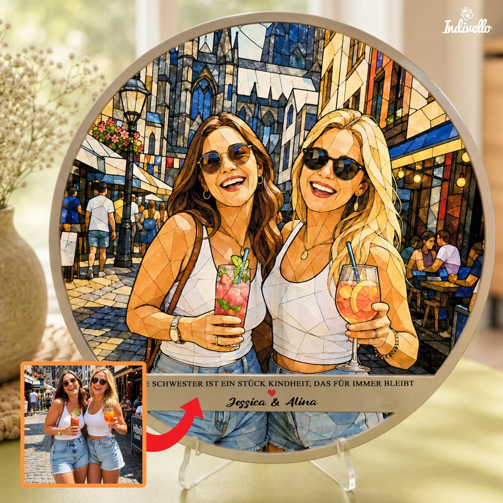 Personalisiertes Schwestern-Fotomotiv bestellen: runde Bildtafel auf transparentem Aufsteller mit zwei Frauen, Sonnenbrillen und Getränken im bunten Mosaikstil, dazu Spruch und Namen.