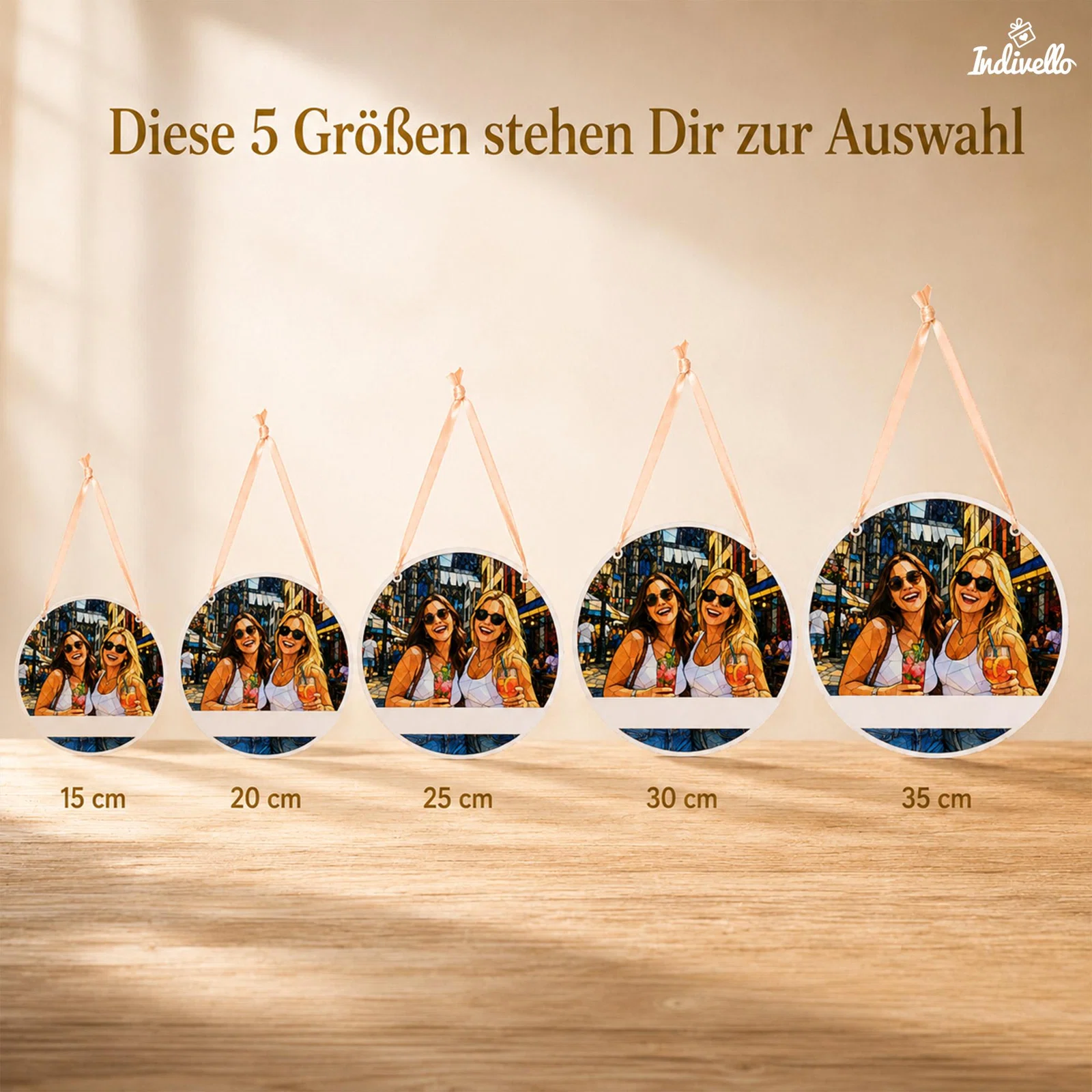 Größenübersicht einer runden, an einem roséfarbenen Band hängenden Fotodekoration. Die fünf verfügbaren Durchmesser sind 15, 20, 25, 30 und 35 cm.