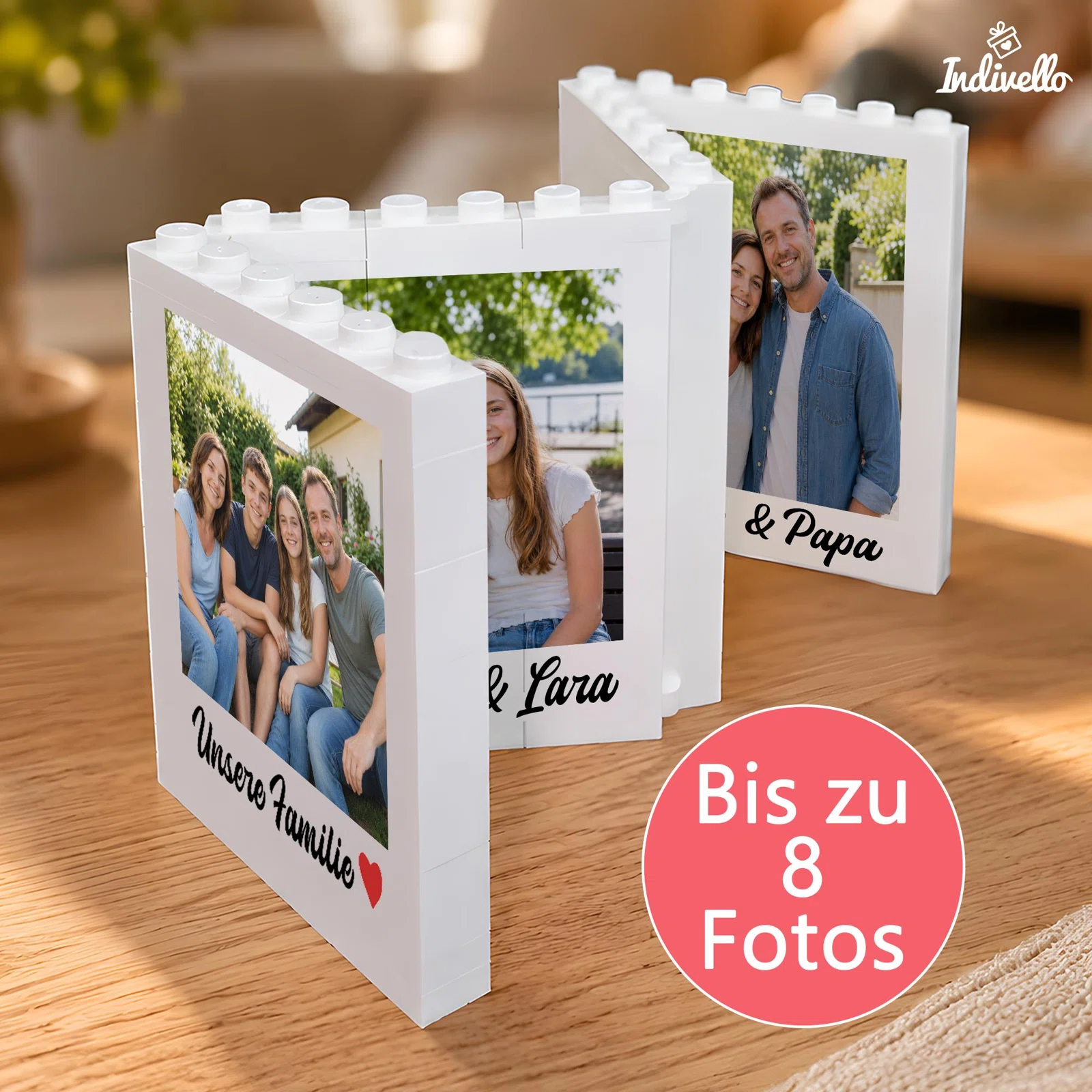 Personalisierten Fotorahmen aus Steckbausteinen bestellen: weißer, zickzackförmig aufgeklappter Rahmen mit mehreren Fotos und individuellen Beschriftungen auf einem Holztisch.