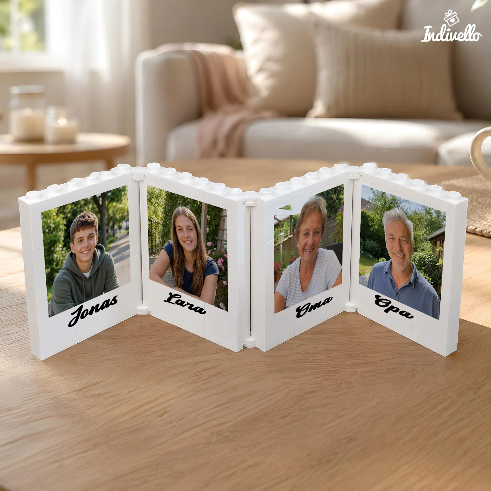 Weißer, vierteiliger Fotorahmen in Baustein-Optik, zickzackförmig auf einem Holztisch aufgestellt. Vier Porträtfotos sind jeweils mit einem schwarzen Namen in Schreibschrift versehen.