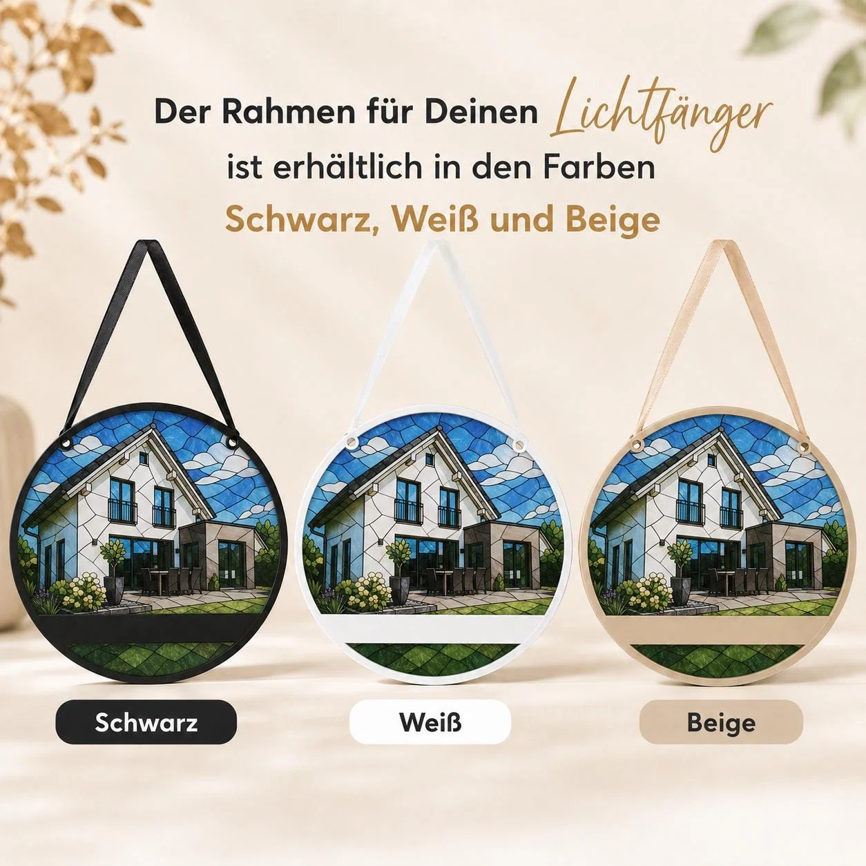 Farbauswahl für den runden Lichtfänger mit Hausmotiv: Rahmen und Aufhängung sind in Schwarz, Weiß oder Beige erhältlich; alle drei Varianten werden nebeneinander gegenübergestellt.