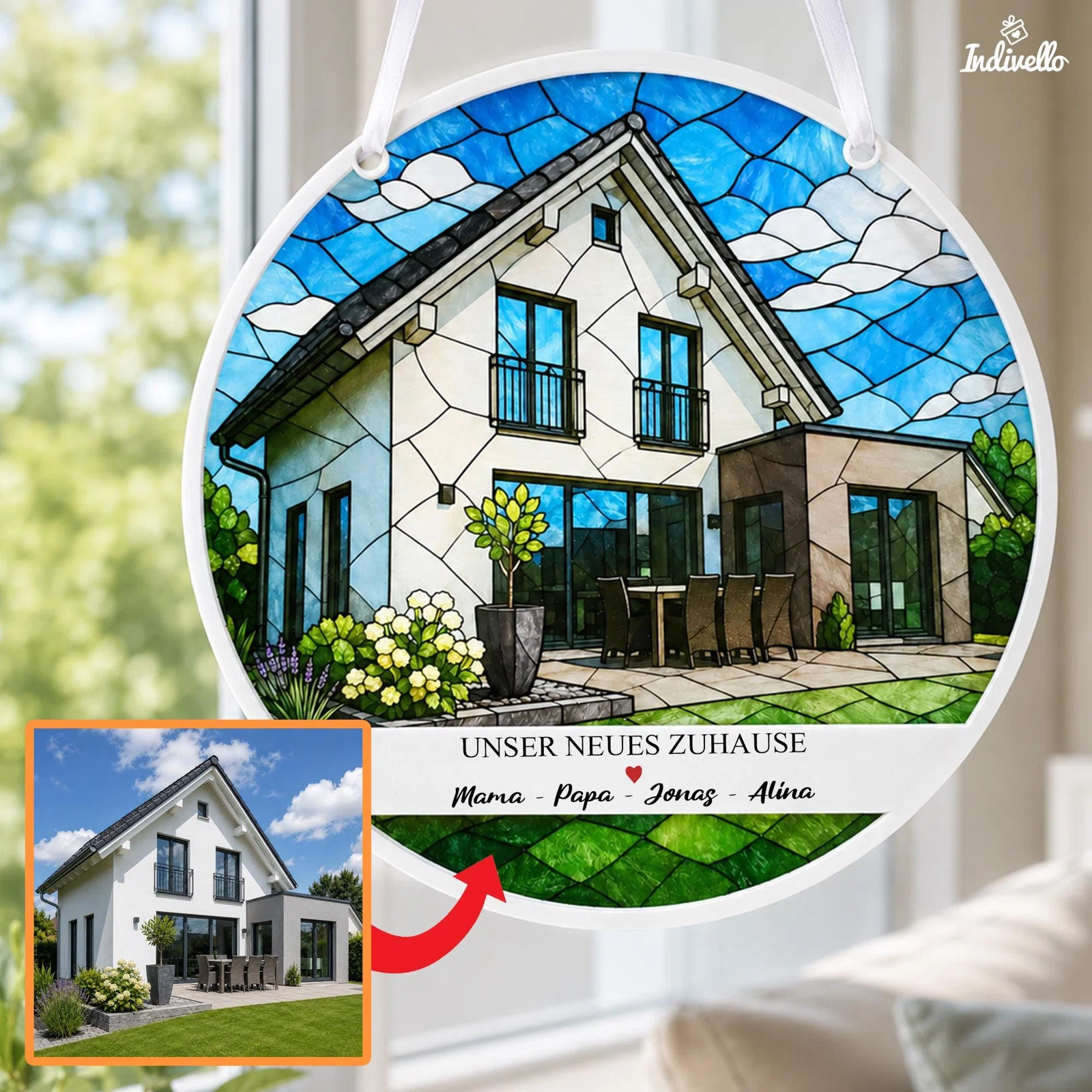 Runder Fensteranhänger mit Hausporträt im farbigen Glasmalerei-Stil, blauem Himmel und Garten. Ein kleines Referenzfoto mit Pfeil verdeutlicht die Personalisierung nach eigener Vorlage.