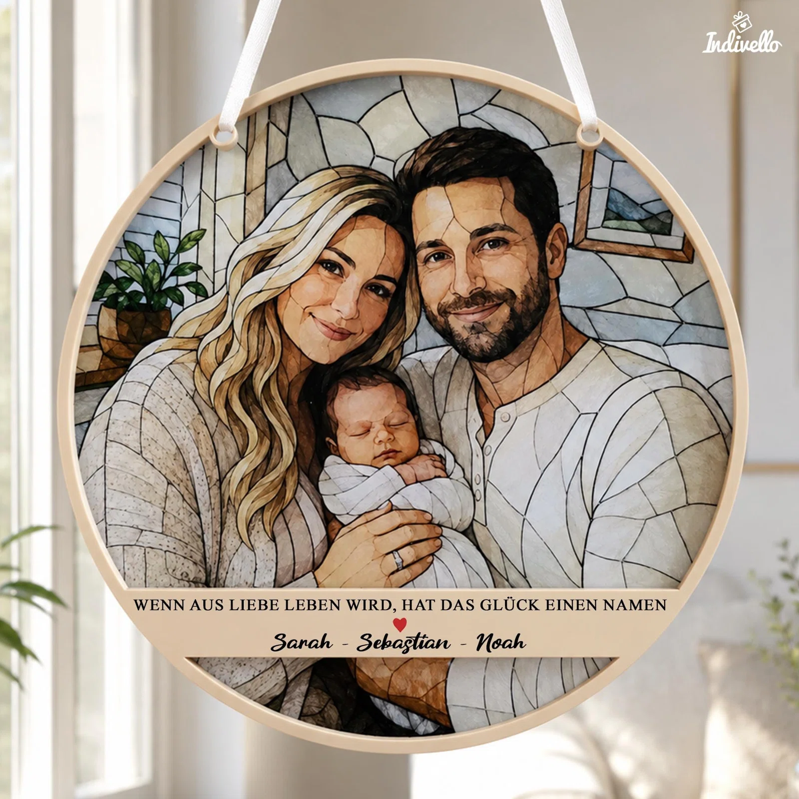 Runder, beige gerahmter Anhänger am weißen Band mit dem Porträt zweier Erwachsener und eines schlafenden Babys im Mosaikstil. Darunter stehen ein Spruch über Liebe und Glück sowie drei Namen.
