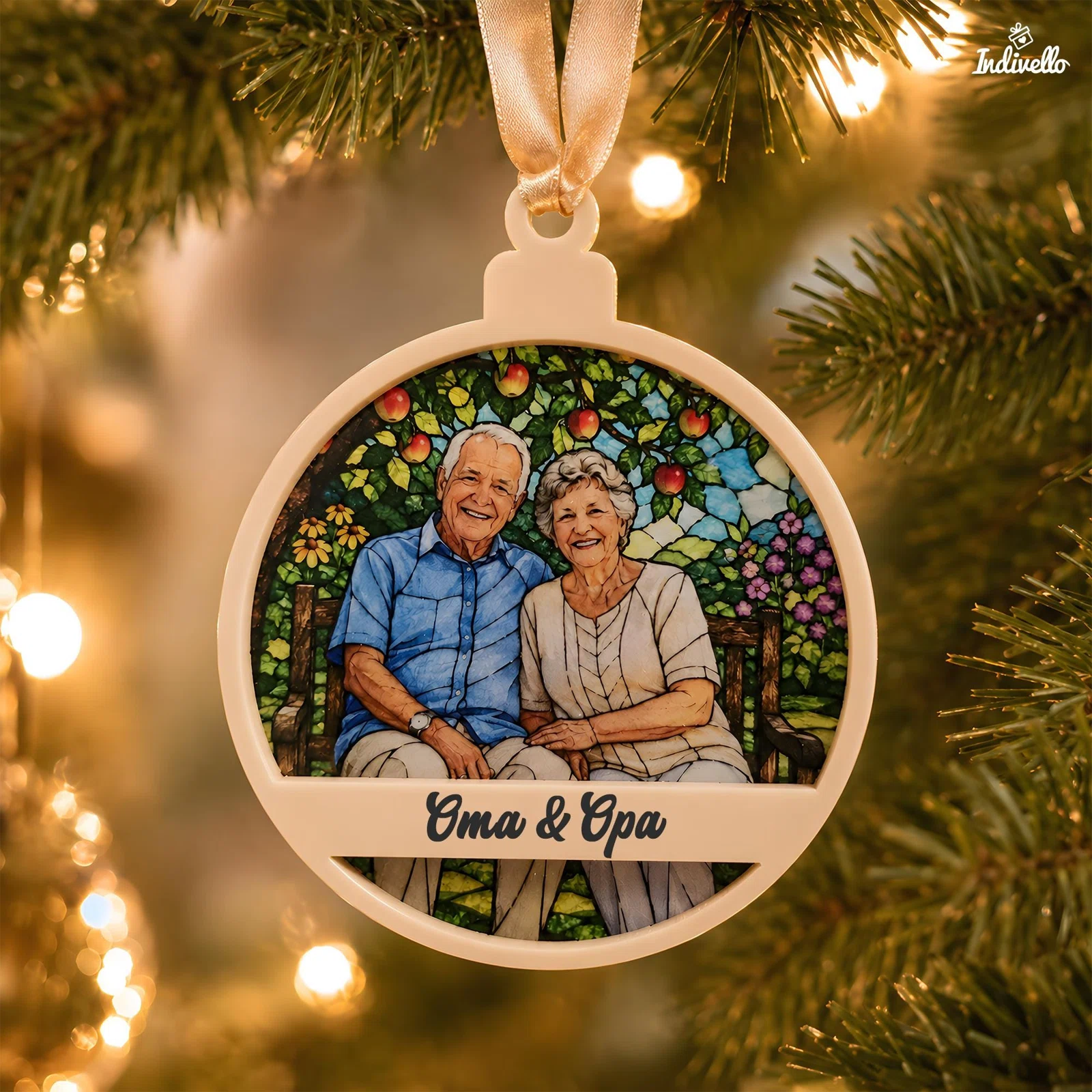 Runder weißer Weihnachtsbaumanhänger mit einer Illustration zweier älterer Personen auf einer Gartenbank vor farbigem Blätter- und Blütenmotiv; vorne steht „Oma & Opa“.