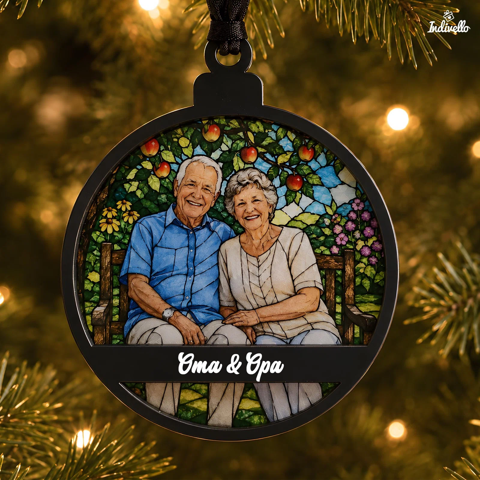 Runder schwarzer Weihnachtsanhänger mit farbigem Glasmalerei-Motiv: Zwei ältere Menschen sitzen vor einem Garten mit Blüten und Äpfeln; darunter steht in weißer Schrift „Oma & Opa“.