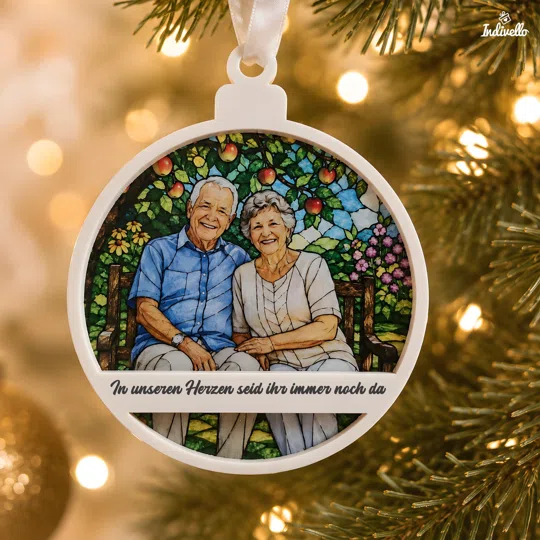 Persönlichen Erinnerungsanhänger für Weihnachten bestellen: rundes Mosaikmotiv zweier Personen im Garten mit weißem Rahmen und „In unseren Herzen seid ihr immer noch da“.