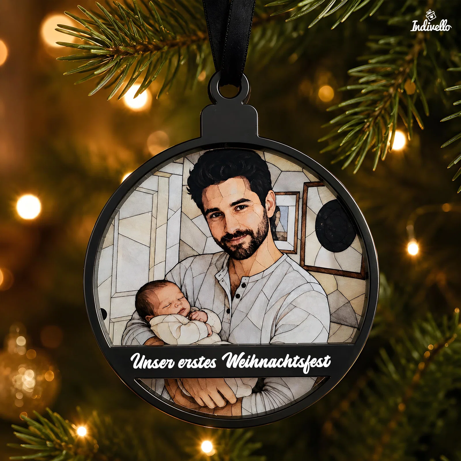 Runder schwarzer Weihnachtsanhänger mit stilisiertem Porträt einer bärtigen Person und einem schlafenden Baby auf dem Arm. Frontal am Tannenzweig vor warmen Lichtern, mit Schriftzug „Unser erstes Weihnachtsfest“.