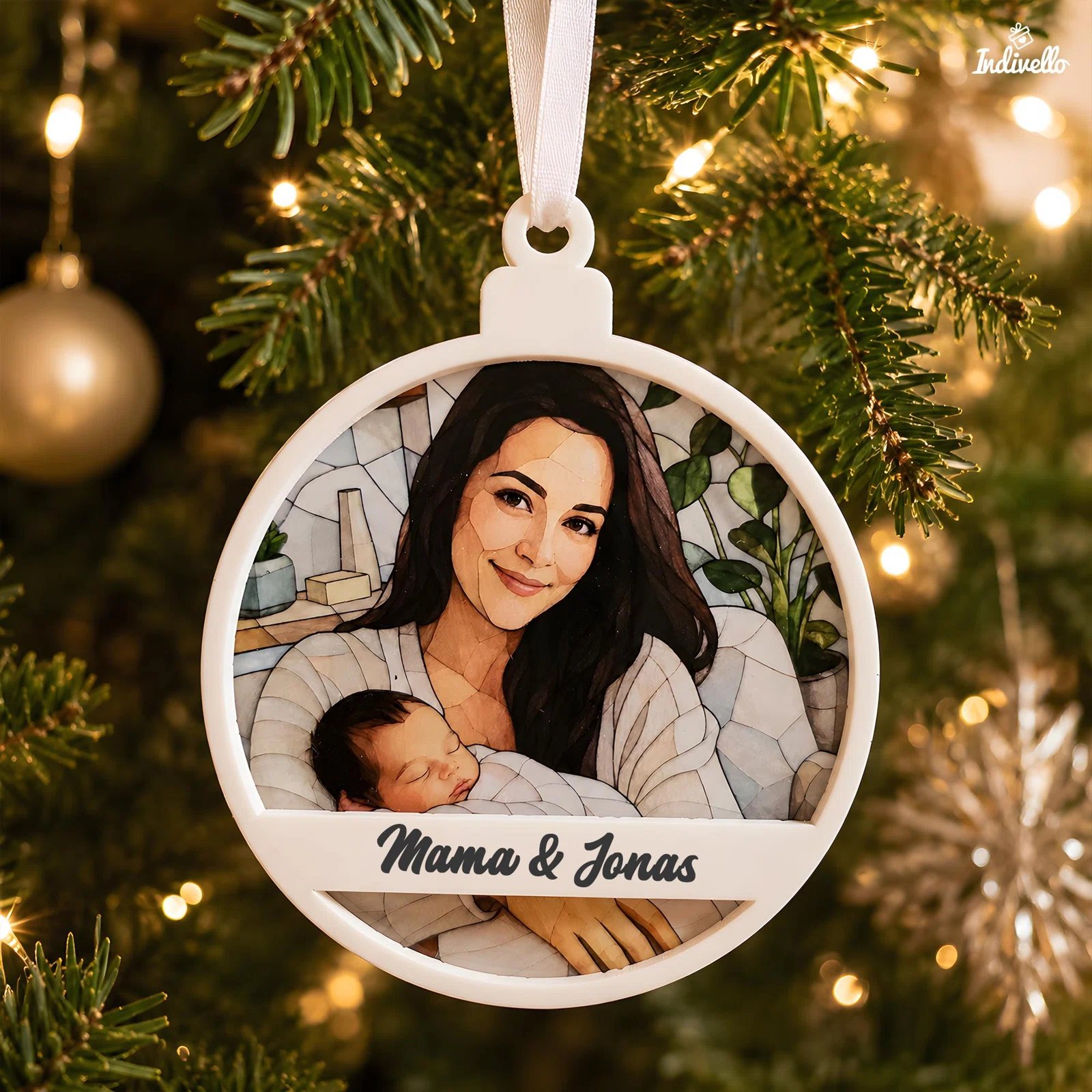 Runder, weiß gerahmter Weihnachtsanhänger mit personalisiertem Aquarellporträt einer Frau mit Baby und Namensschriftzug. Frontal an einem beleuchteten Tannenbaum aufgehängt.